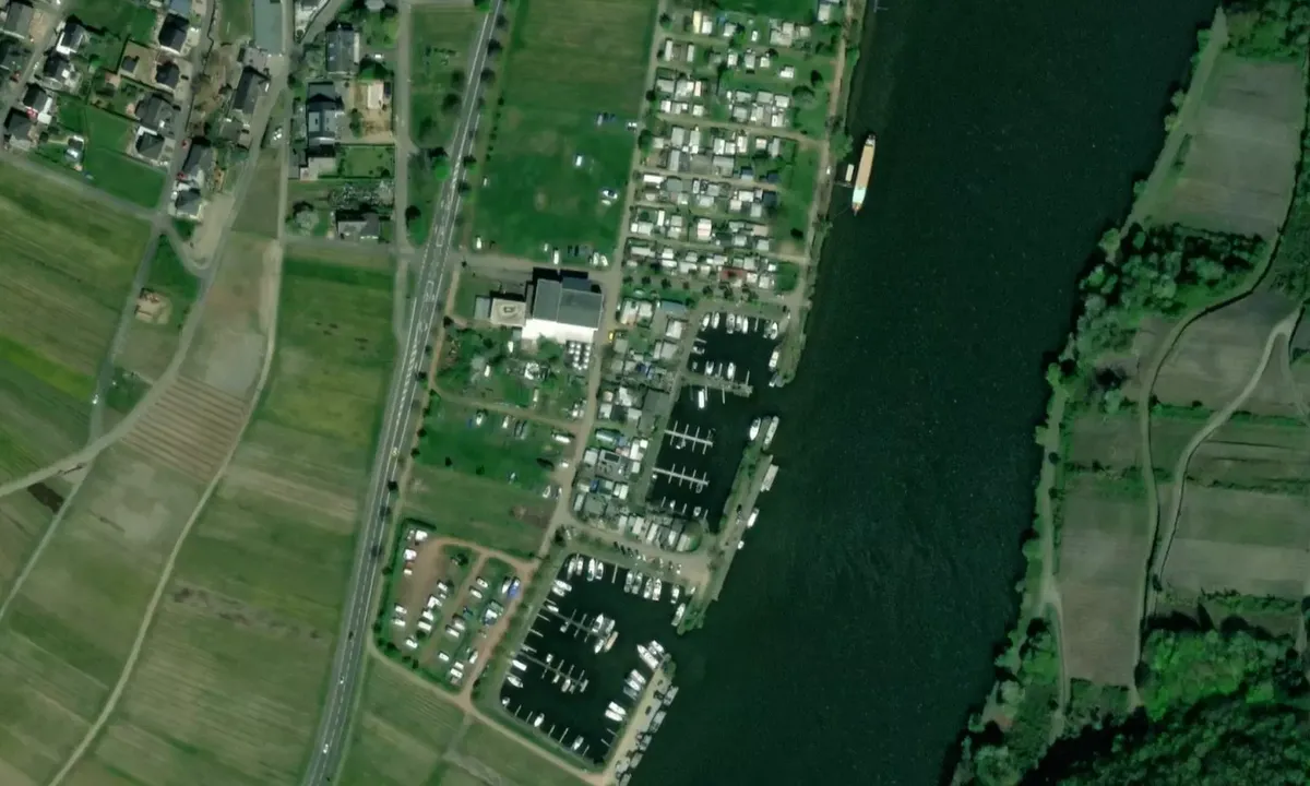 Satelite image of Wohnmobilstellplatz Moselherz
