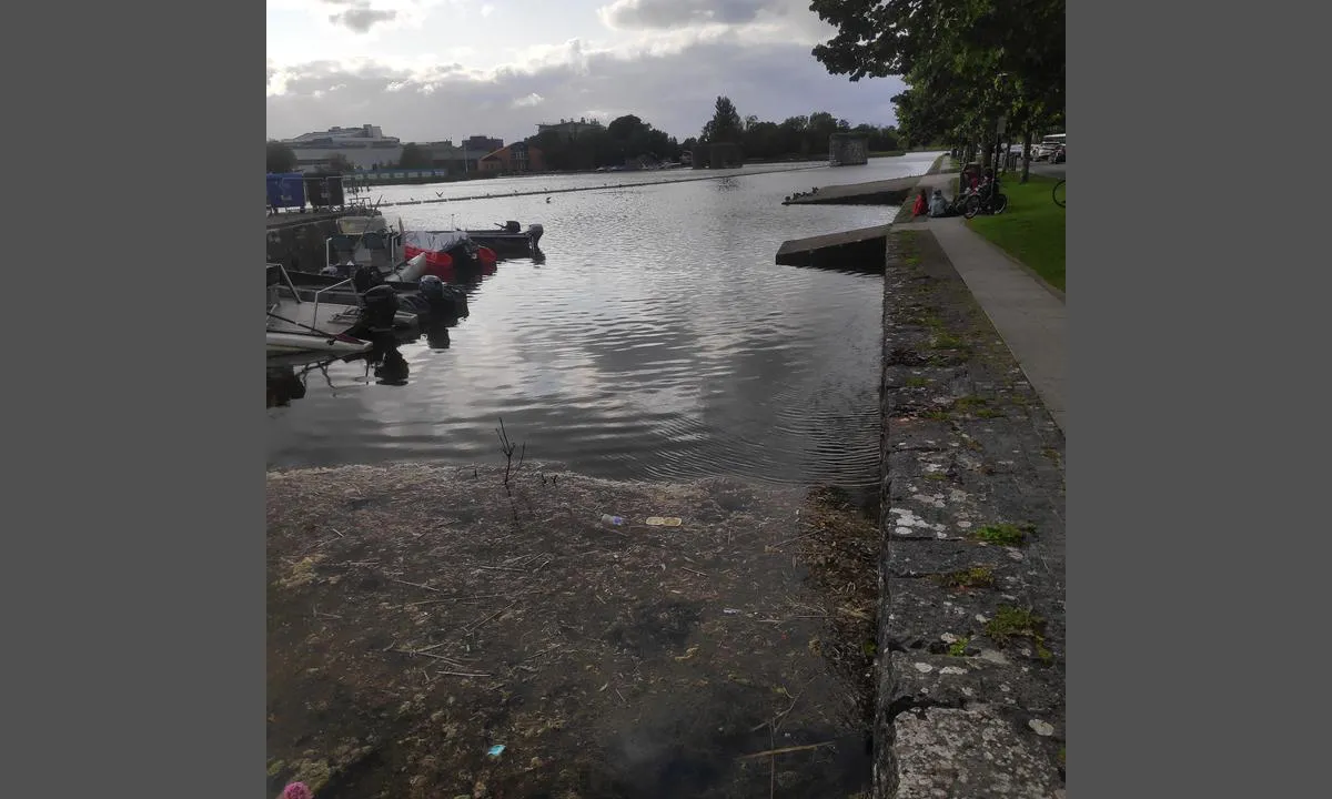 Woodquay: {"base": "en", "no": "Ved siden av havneklubben med utsikt mot nord.", "se": "Bredvid hamnklubben med utsikt mot norr.", "en": "Beside the port club looking northwards.", "da": "Ved siden af havneklubben med udsigt mod nord.", "fr": "\u00c0 c\u00f4t\u00e9 du club du port en regardant vers le nord.", "de": "Neben dem Hafenclub nach Norden blickend.", "es": "Al lado del club del puerto mirando hacia el norte.", "it": "Accanto al circolo portuale guardando verso nord.", "pt": "Ao lado do clube do porto olhando para o norte.", "nl": "Naast de havenclub naar het noorden kijken.", "pl": "Obok klubu portowego, patrz\u0105c na p\u00f3\u0142noc.", "uk": "\u041f\u043e\u0440\u0443\u0447 \u0456\u0437 \u043f\u043e\u0440\u0442\u043e\u0432\u0438\u043c \u043a\u043b\u0443\u0431\u043e\u043c, \u0434\u0438\u0432\u043b\u044f\u0447\u0438\u0441\u044c \u043d\u0430 \u043f\u0456\u0432\u043d\u0456\u0447.", "ro": "L\u00e2ng\u0103 clubul portuar privind spre nord.", "tr": "Limana bakan kul\u00fcb\u00fcn yan\u0131nda kuzeye do\u011fru.", "el": "\u0394\u03af\u03c0\u03bb\u03b1 \u03c3\u03c4\u03bf \u03bb\u03b9\u03bc\u03b5\u03bd\u03b9\u03ba\u03cc \u03cc\u03bc\u03b9\u03bb\u03bf \u03ba\u03bf\u03b9\u03c4\u03ce\u03bd\u03c4\u03b1\u03c2 \u03c0\u03c1\u03bf\u03c2 \u03b2\u03bf\u03c1\u03c1\u03ac.", "cs": "Vedle p\u0159\u00edstavn\u00edho klubu sm\u011brem na sever.", "hu": "A kik\u00f6t\u0151i klub mellett \u00e9szak fel\u00e9 n\u00e9zve.", "fi": "Satamakerhon vieress\u00e4 katsoen pohjoiseen.", "bg": "\u0414\u043e \u043f\u0440\u0438\u0441\u0442\u0430\u043d\u0438\u0449\u043d\u0438\u044f \u043a\u043b\u0443\u0431, \u0433\u043b\u0435\u0434\u0430\u0439\u043a\u0438 \u043d\u0430 \u0441\u0435\u0432\u0435\u0440.", "sr": "Pored lu\u010dkog kluba gledaju\u0107i ka severu.", "et": "Sadamaklubi k\u00f5rval, vaadates p\u00f5hja poole.", "lv": "Blakus ostas klubam, skatoties uz zieme\u013ciem.", "lt": "\u0160alia uosto klubo, \u017evelgiant \u012f \u0161iaur\u0119."}