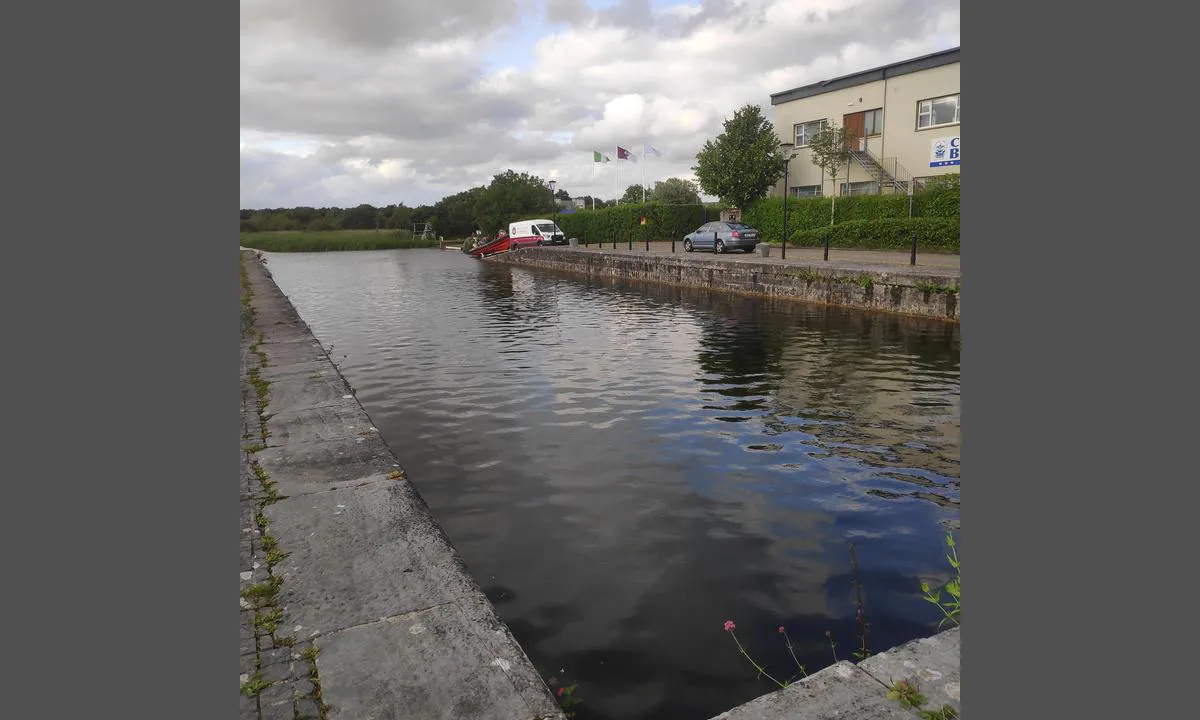 Woodquay: {"base": "en", "no": "Rib blir hentet opp fra slippen.", "se": "RIB b\u00e4rgas fr\u00e5n slipen.", "en": "Rib being retrieved off the slipway.", "da": "Rib bliver taget op fra sl\u00e6bestedet.", "fr": "RIB en cours de r\u00e9cup\u00e9ration sur la cale.", "de": "Rib wird von der Slipanlage geborgen.", "es": "Embarcaci\u00f3n r\u00edgida inflable siendo recuperada por la rampa.", "it": "Gommone recuperato dallo scivolo.", "pt": "Canoa r\u00edgida sendo retirada da rampa.", "nl": "Rib wordt van de helling gehaald.", "pl": "\u0141\u00f3d\u017a typu rib jest wyci\u0105gana z pochylni.", "uk": "\u041f\u043e\u0432\u0435\u0440\u0442\u0430\u0454\u0442\u044c\u0441\u044f \u0440\u0438\u0431 \u0437\u043e \u0441\u043f\u0443\u0441\u043a\u0443.", "ro": "Recuperare RIB de pe rampa de lansare.", "tr": "Rampa \u00fczerinden al\u0131nan rib.", "el": "\u03a4\u03bf \u03c6\u03bf\u03c5\u03c3\u03ba\u03c9\u03c4\u03cc \u03c3\u03ba\u03ac\u03c6\u03bf\u03c2 \u03b1\u03c0\u03bf\u03c3\u03cd\u03c1\u03b5\u03c4\u03b1\u03b9 \u03b1\u03c0\u03cc \u03c4\u03bf\u03bd \u03b3\u03bb\u03af\u03c3\u03c4\u03c1\u03b1.", "cs": "Rib je zved\u00e1n z \u0161ikm\u00e9 rampy.", "hu": "A ment\u0151cs\u00f3nak visszah\u00faz\u00e1sa a slipway-r\u00f3l.", "fi": "RIB nostetaan slipilt\u00e4.", "bg": "\u0418\u0437\u0432\u0430\u0436\u0434\u0430\u043d\u0435 \u043d\u0430 \u0434\u044a\u043d\u043d\u0430 \u043b\u043e\u0434\u043a\u0430 \u043e\u0442 \u0441\u043a\u043b\u043e\u043d\u044f\u0449\u0430\u0442\u0430 \u043f\u043b\u0430\u0442\u0444\u043e\u0440\u043c\u0430.", "sr": "\u010camac na naduvavanje se izvla\u010di sa spu\u0161taonice.", "et": "Paat t\u00f5mmatakse kaldteelt v\u00e4lja.", "lv": "Gl\u0101b\u0161anas laiva tiek izvilkta no sl\u012bdce\u013ca.", "lt": "\u0160liu\u017eas pakeliamas nuo \u0161laito."}