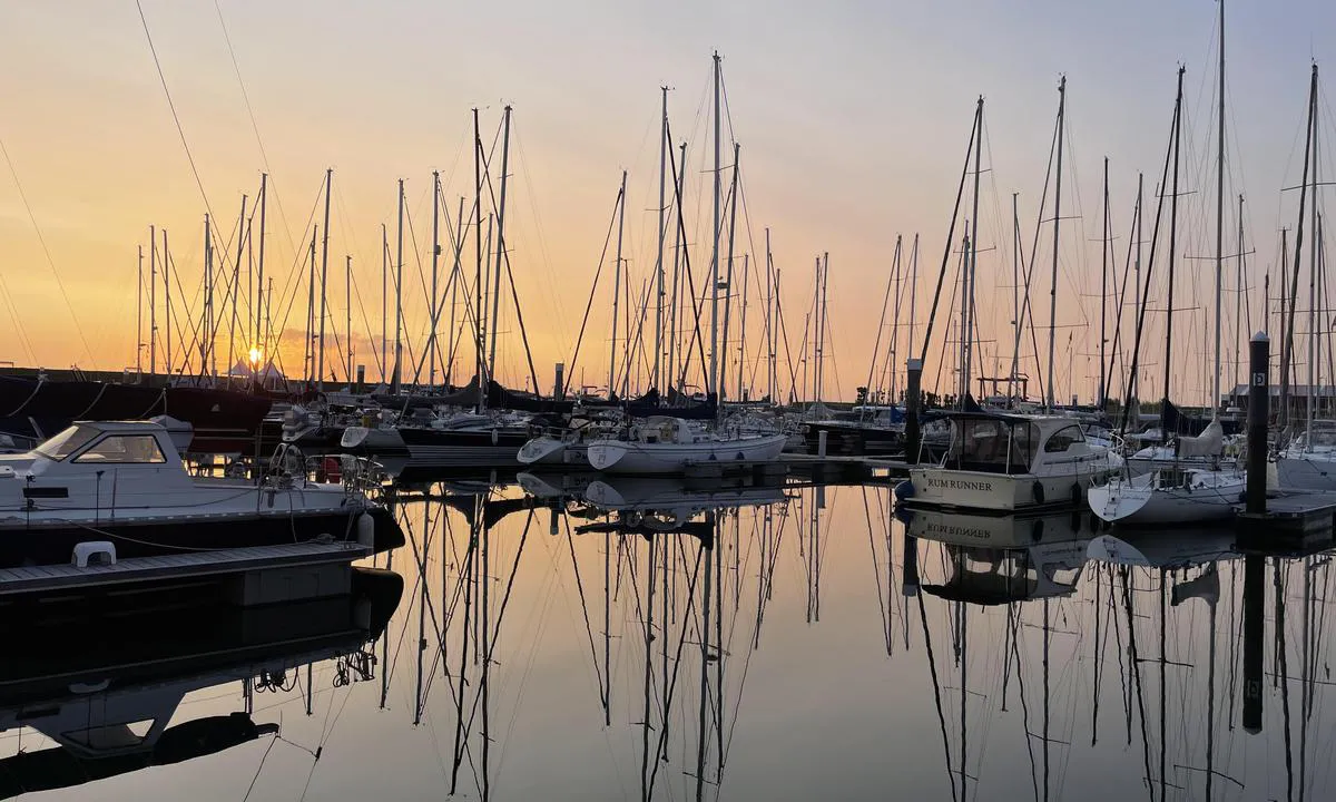 WSV Sint-Annaland: {"base": "no", "no": "Kveldsstemning i havna", "se": "Kv\u00e4llsst\u00e4mning i hamnen", "en": "Evening atmosphere in the harbor", "da": "Aftenstemning i havnen", "fr": "Ambiance du soir dans le port", "de": "Abendstimmung im Hafen", "es": "Ambiente vespertino en el puerto", "it": "Atmosfera serale nel porto", "pt": "Atmosfera noturna no porto", "nl": "Avondsfeer in de haven", "pl": "Wieczorna atmosfera w porcie", "uk": "\u0412\u0435\u0447\u0456\u0440\u043d\u044f \u0430\u0442\u043c\u043e\u0441\u0444\u0435\u0440\u0430 \u0432 \u0433\u0430\u0432\u0430\u043d\u0456", "ro": "Atmosfer\u0103 de sear\u0103 \u00een port", "tr": "Liman ak\u015fam manzaras\u0131", "el": "\u0392\u03c1\u03b1\u03b4\u03b9\u03bd\u03ae \u03b1\u03c4\u03bc\u03cc\u03c3\u03c6\u03b1\u03b9\u03c1\u03b1 \u03c3\u03c4\u03bf \u03bb\u03b9\u03bc\u03ac\u03bd\u03b9", "cs": "Ve\u010dern\u00ed n\u00e1lada v p\u0159\u00edstavu", "hu": "Esti hangulat a kik\u00f6t\u0151ben", "fi": "Illan tunnelma satamassa", "bg": "\u0412\u0435\u0447\u0435\u0440\u043d\u0430 \u0430\u0442\u043c\u043e\u0441\u0444\u0435\u0440\u0430 \u0432 \u043f\u0440\u0438\u0441\u0442\u0430\u043d\u0438\u0449\u0435\u0442\u043e", "sr": "Ve\u010dernja atmosfera u luci", "et": "\u00d5htune meeleolu sadamas", "lv": "Vakarstunda ost\u0101", "lt": "Vakaro atmosfera uoste"}