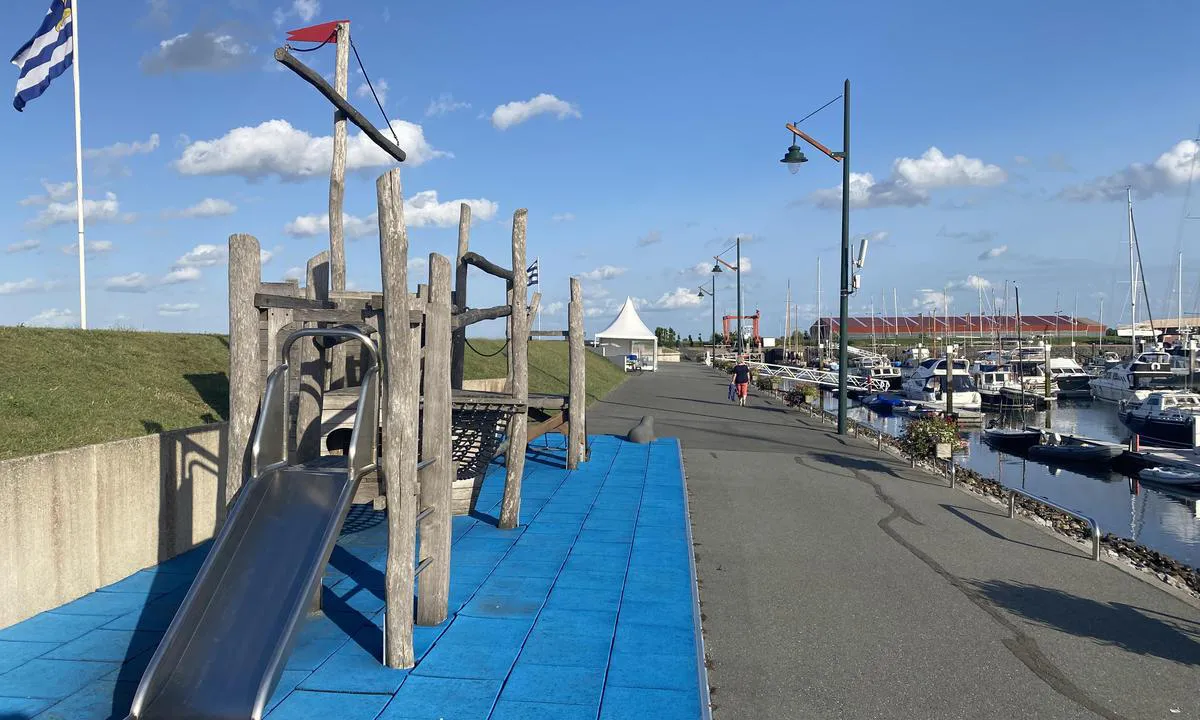 WSV Sint-Annaland: {"base": "no", "no": "Ute p\u00e5 moloen finnes noen lekeapparater for barn", "se": "Ute p\u00e5 piren finns n\u00e5gra lekredskap f\u00f6r barn", "en": "Out on the pier, there are some playground equipments for children", "da": "Ude p\u00e5 molen findes der nogle legeapparater til b\u00f8rn", "fr": "Il y a des jeux pour enfants sur la jet\u00e9e.", "de": "Drau\u00dfen auf dem Pier gibt es einige Spielger\u00e4te f\u00fcr Kinder", "es": "En el muelle exterior hay algunos juegos para ni\u00f1os", "it": "Fuori sul molo ci sono alcuni giochi per bambini", "pt": "L\u00e1 fora no quebra-mar existem alguns brinquedos para crian\u00e7as", "nl": "Er zijn een aantal speeltoestellen voor kinderen op de pier buiten", "pl": "Na zewn\u0105trz przy molo znajduj\u0105 si\u0119 niekt\u00f3re urz\u0105dzenia do zabawy dla dzieci", "uk": "\u041d\u0430 \u043c\u043e\u043b\u0456 \u0440\u043e\u0437\u0442\u0430\u0448\u043e\u0432\u0430\u043d\u0456 \u043a\u0456\u043b\u044c\u043a\u0430 \u0456\u0433\u0440\u043e\u0432\u0438\u0445 \u043c\u0430\u0439\u0434\u0430\u043d\u0447\u0438\u043a\u0456\u0432 \u0434\u043b\u044f \u0434\u0456\u0442\u0435\u0439", "ro": "Afar\u0103, pe dig, exist\u0103 c\u00e2teva locuri de joac\u0103 pentru copii", "tr": "D\u0131\u015far\u0131daki mendirekte \u00e7ocuklar i\u00e7in baz\u0131 oyun aletleri bulunmaktad\u0131r.", "el": "\u0388\u03be\u03c9 \u03c3\u03c4\u03b7\u03bd \u03c0\u03c1\u03bf\u03b2\u03bb\u03ae\u03c4\u03b1 \u03c5\u03c0\u03ac\u03c1\u03c7\u03bf\u03c5\u03bd \u03bc\u03b5\u03c1\u03b9\u03ba\u03ac \u03c0\u03b1\u03b9\u03c7\u03bd\u03af\u03b4\u03b9\u03b1 \u03b3\u03b9\u03b1 \u03c0\u03b1\u03b9\u03b4\u03b9\u03ac", "cs": "Na molu se nach\u00e1zej\u00ed n\u011bkter\u00e9 hern\u00ed prvky pro d\u011bti", "hu": "Kinn a m\u00f3l\u00f3n van n\u00e9h\u00e1ny j\u00e1tsz\u00f3t\u00e9r a gyerekeknek", "fi": "Laiturin ulkopuolella on joitakin leikkiv\u00e4lineit\u00e4 lapsille.", "bg": "\u041d\u0430 \u043a\u0435\u044f \u0438\u043c\u0430 \u043d\u044f\u043a\u043e\u0438 \u0443\u0440\u0435\u0434\u0438 \u0437\u0430 \u0438\u0433\u0440\u0430 \u0437\u0430 \u0434\u0435\u0446\u0430", "sr": "\u041d\u0430\u0441\u0438\u043f \u0438\u043c\u0430 \u043d\u0435\u043a\u043e\u043b\u0438\u043a\u043e \u0441\u043f\u0440\u0430\u0432\u0430 \u0437\u0430 \u0438\u0433\u0440\u0443 \u0437\u0430 \u0434\u0435\u0446\u0443", "et": "Molo peal on m\u00f5ned laste m\u00e4nguv\u00e4ljakud", "lv": "Uz molas ir da\u017ei rota\u013cu apar\u0101ti b\u0113rniem", "lt": "Prie mol\u0173 yra keletas \u017eaidim\u0173 \u012frengini\u0173 vaikams"}