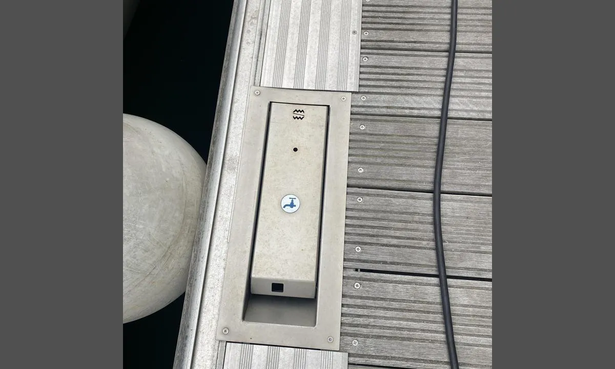 WSV Sint-Annaland: {"base": "no", "no": "Vanntilkobling er felt ned i bryggen", "se": "Vattenanslutning \u00e4r nedf\u00e4lld i bryggan", "en": "Water connection is recessed in the pier", "da": "Vandtilslutning er felt ned i broen", "fr": "Le raccordement d'eau est int\u00e9gr\u00e9 dans le quai", "de": "Ein Wasseranschluss ist im Steg eingelassen", "es": "La conexi\u00f3n de agua est\u00e1 empotrada en el muelle", "it": "L'allacciamento dell'acqua \u00e8 incorporato nel molo", "pt": "A liga\u00e7\u00e3o de \u00e1gua est\u00e1 embutida no cais", "nl": "Wateraansluiting is ingebouwd in de steiger", "pl": "Pod\u0142\u0105czenie wody jest wbudowane w pomost", "uk": "\u0412\u043e\u0434\u043e\u043f\u0440\u043e\u0432\u0456\u0434\u043d\u0435 \u043f\u0456\u0434\u043a\u043b\u044e\u0447\u0435\u043d\u043d\u044f \u0432\u0431\u0443\u0434\u043e\u0432\u0430\u043d\u043e \u0432 \u043f\u0440\u0438\u0447\u0430\u043b", "ro": "Conexiunea pentru ap\u0103 este \u00eengropat\u0103 \u00een chei", "tr": "Su ba\u011flant\u0131s\u0131 iskeleye g\u00f6m\u00fclm\u00fc\u015ft\u00fcr", "el": "\u0397 \u03c3\u03cd\u03bd\u03b4\u03b5\u03c3\u03b7 \u03bd\u03b5\u03c1\u03bf\u03cd \u03b5\u03af\u03bd\u03b1\u03b9 \u03b5\u03bd\u03c3\u03c9\u03bc\u03b1\u03c4\u03c9\u03bc\u03ad\u03bd\u03b7 \u03c3\u03c4\u03bf\u03bd \u03c0\u03c1\u03bf\u03b2\u03bb\u03ae\u03c4\u03b1", "cs": "P\u0159ipojen\u00ed vody je integrov\u00e1no do mola", "hu": "A v\u00edzcsatlakoz\u00e1s le van s\u00fcllyesztve a m\u00f3l\u00f3ba", "fi": "Vesiliit\u00e4nt\u00e4 on upotettu laituriin", "bg": "\u0412\u043e\u0434\u043d\u0430\u0442\u0430 \u0432\u0440\u044a\u0437\u043a\u0430 \u0435 \u0432\u0433\u0440\u0430\u0434\u0435\u043d\u0430 \u0432 \u043a\u0435\u044f", "sr": "\u041f\u0440\u0438\u043a\u0459\u0443\u0447\u0430\u043a \u0437\u0430 \u0432\u043e\u0434\u0443 \u0458\u0435 \u0443\u0433\u0440\u0430\u0452\u0435\u043d \u0443 \u043f\u0440\u0438\u0441\u0442\u0430\u043d\u0438\u0448\u0442\u0435", "et": "Veekraan asub muulil", "lv": "\u016adens pievads ir ievilkts piest\u0101tn\u0113", "lt": "Vandens jungtis \u012fmontuota \u012f prieplauk\u0105"}