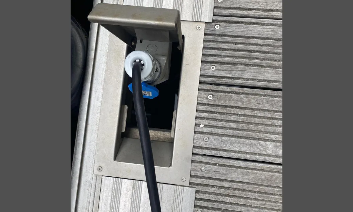 WSV Sint-Annaland: {"base": "no", "no": "Str\u00f8m, 16 amp ved brygge", "se": "Str\u00f6m, 16 amp vid brygga", "en": "Power, 16 amp at the dock", "da": "Str\u00f8m, 16 amp ved broen", "fr": "\u00c9lectricit\u00e9, 16 amp\u00e8res au quai", "de": "Strom, 16 Ampere an der Br\u00fccke", "es": "Corriente, 16 amperios en el muelle", "it": "Corrente, 16 amp presso il molo", "pt": "Eletricidade, 16 amp\u00e8re no cais", "nl": "Stroom, 16 amp\u00e8re bij de steiger", "pl": "Pr\u0105d, 16 amper\u00f3w przy nabrze\u017cu", "uk": "\u0415\u043b\u0435\u043a\u0442\u0440\u043e\u0436\u0438\u0432\u043b\u0435\u043d\u043d\u044f, 16 \u0430\u043c\u043f\u0435\u0440 \u043d\u0430 \u043f\u0440\u0438\u0447\u0430\u043b\u0456", "ro": "Curent electric, 16 amperi la dig", "tr": "R\u0131ht\u0131mda 16 amper ak\u0131m", "el": "\u03a1\u03b5\u03cd\u03bc\u03b1, 16 \u03b1\u03bc\u03c0\u03ad\u03c1 \u03c3\u03c4\u03bf\u03bd \u03c0\u03c1\u03bf\u03b2\u03bb\u03ae\u03c4\u03b1", "cs": "Proud, 16 amp\u00e9r u mola", "hu": "<i>\u00c1ram, 16 amper a m\u00f3l\u00f3n\u00e1l</i>", "fi": "S\u00e4hk\u00f6, 16 ampeeria laiturilla", "bg": "\u0422\u043e\u043a, 16 \u0430\u043c\u043f\u0435\u0440\u0430 \u043f\u0440\u0438 \u043f\u0440\u0438\u0441\u0442\u0430\u043d\u0430", "sr": "Struja, 16 ampera na pristani\u0161tu", "et": "Vool, 16 amprit kai juures", "lv": "Str\u0101va, 16 amp\u0113ri pie piest\u0101tnes", "lt": "Elektra, 16 amp prieplaukoje"}