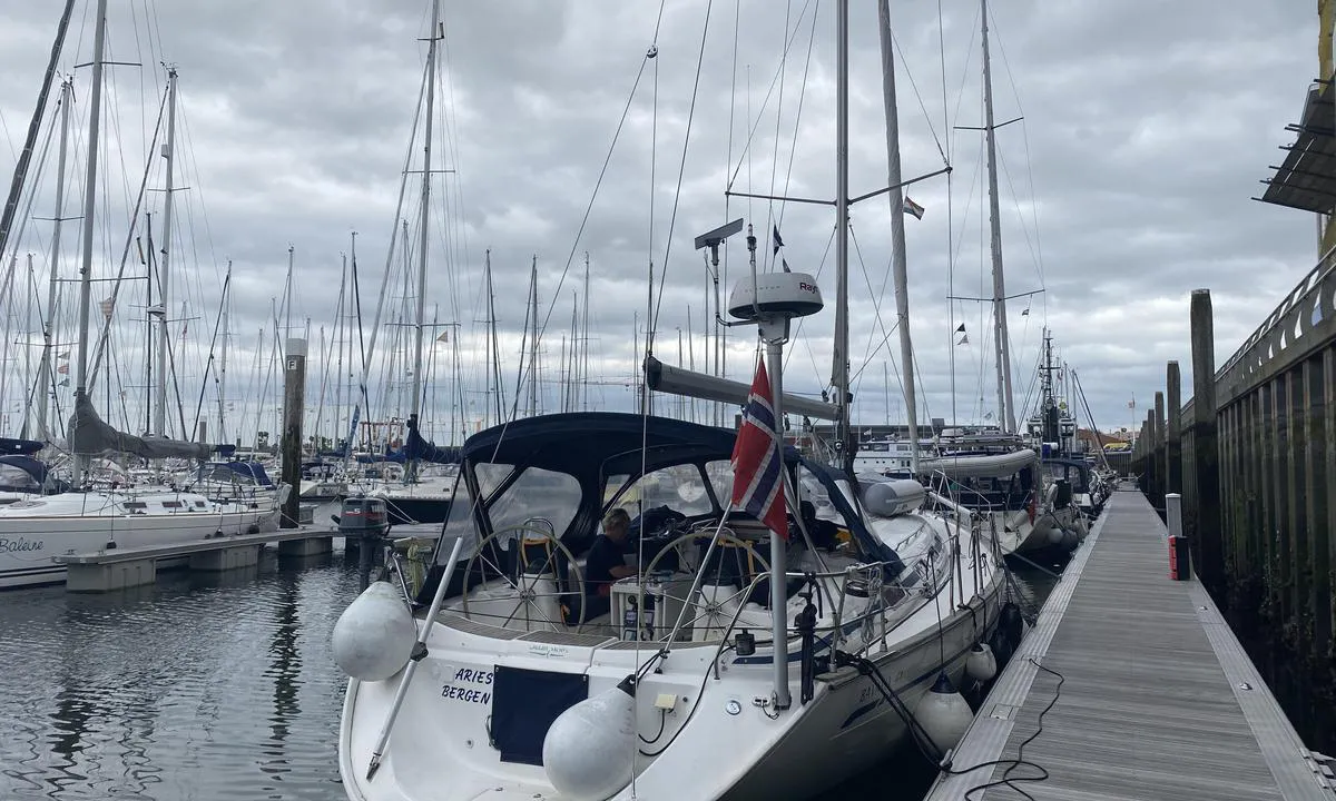 WSV Sint-Annaland: {"base": "no", "no": "Lun og trygg havn", "se": "Lugn och trygg hamn", "en": "A sheltered and safe harbor", "da": "Lun og tryg havn", "fr": "Un port abrit\u00e9 et s\u00fbr", "de": "Gesch\u00fctzter und sicherer Hafen", "es": "Puerto c\u00e1lido y seguro", "it": "Un porto tranquillo e sicuro", "pt": "Porto calmo e seguro", "nl": "Beschutte en veilige haven", "pl": "Ciche i bezpieczne schronienie", "uk": "\u0417\u0430\u0442\u0438\u0448\u043d\u0430 \u0442\u0430 \u0431\u0435\u0437\u043f\u0435\u0447\u043d\u0430 \u0433\u0430\u0432\u0430\u043d\u044c", "ro": "Un port lini\u0219tit \u0219i sigur", "tr": "S\u0131cak ve g\u00fcvenli liman", "el": "\u0389\u03c3\u03c5\u03c7\u03bf \u03ba\u03b1\u03b9 \u03b1\u03c3\u03c6\u03b1\u03bb\u03ad\u03c2 \u03bb\u03b9\u03bc\u03ac\u03bd\u03b9", "cs": "Klidn\u00fd a bezpe\u010dn\u00fd p\u0159\u00edstav", "hu": "Meleg \u00e9s biztons\u00e1gos kik\u00f6t\u0151", "fi": "Suojaisa ja turvallinen satama", "bg": "\u0421\u0438\u0433\u0443\u0440\u043d\u043e \u0438 \u0441\u043f\u043e\u043a\u043e\u0439\u043d\u043e \u043f\u0440\u0438\u0441\u0442\u0430\u043d\u0438\u0449\u0435", "sr": "\u041c\u0438\u0440\u043d\u0430 \u0438 \u0441\u0438\u0433\u0443\u0440\u043d\u0430 \u043b\u0443\u043a\u0430", "et": "Rahulik ja turvaline sadam", "lv": "Klus\u0101 un dro\u0161\u0101 osta", "lt": "U\u017euov\u0117jin\u0117 ir saugi prieplauka"}