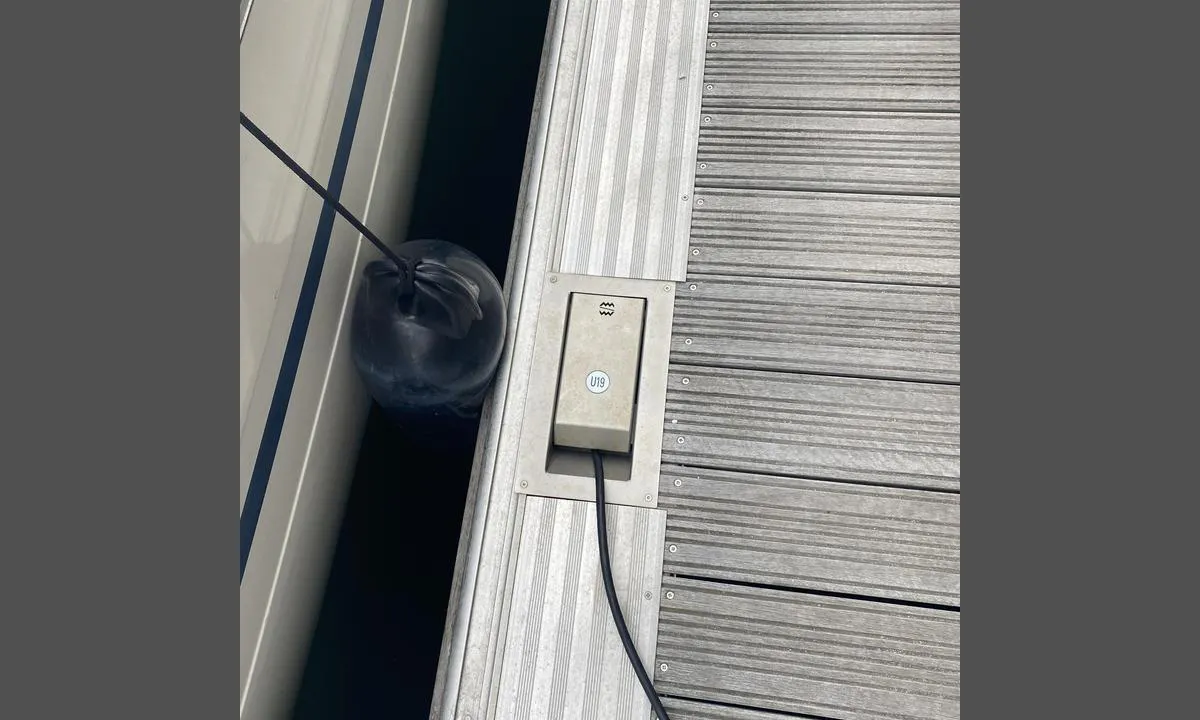 WSV Sint-Annaland: {"base": "no", "no": "Kontaktene er felt ned i bryggen", "se": "Kontakterna \u00e4r nedf\u00e4llda i bryggan", "en": "The contacts are recessed into the dock", "da": "Kontakterne er felt ned i broen", "fr": "Les prises sont encastr\u00e9es dans le quai", "de": "Die Anschl\u00fcsse sind im Steg versenkt", "es": "Los contactos est\u00e1n empotrados en el muelle", "it": "I contatti sono incassati nel molo", "pt": "Os contatos est\u00e3o embutidos no cais", "nl": "De aansluitingen zijn in de steiger ingebouwd", "pl": "Kontakty s\u0105 wtopione w przysta\u0144", "uk": "\u041a\u043e\u043d\u0442\u0430\u043a\u0442\u0438 \u0437\u0430\u043d\u0443\u0440\u0435\u043d\u0456 \u0432 \u043f\u0440\u0438\u0447\u0430\u043b", "ro": "Conexiunile sunt montate \u00een st\u00e2lpii de pe chei", "tr": "Yuva yerle\u015ftiriciler r\u0131ht\u0131m\u0131n i\u00e7ine yerle\u015ftirilmi\u015ftir", "el": "\u039f\u03b9 \u03b5\u03c0\u03b1\u03c6\u03ad\u03c2 \u03b5\u03af\u03bd\u03b1\u03b9 \u03b5\u03bd\u03c3\u03c9\u03bc\u03b1\u03c4\u03c9\u03bc\u03ad\u03bd\u03b5\u03c2 \u03c3\u03c4\u03b7\u03bd \u03b1\u03c0\u03bf\u03b2\u03ac\u03b8\u03c1\u03b1", "cs": "Kontakty jsou zapu\u0161t\u011bny do p\u0159\u00edstavn\u00edho mola", "hu": "Az elektromos csatlakoz\u00f3k a m\u00f3l\u00f3ba vannak s\u00fcllyesztve.", "fi": "Liit\u00e4nn\u00e4t on upotettu laituriin", "bg": "\u041a\u043e\u043d\u0442\u0430\u043a\u0442\u0438\u0442\u0435 \u0441\u0430 \u0432\u0433\u0440\u0430\u0434\u0435\u043d\u0438 \u0432 \u043a\u0435\u044f", "sr": "\u041a\u043e\u043d\u0442\u0430\u043a\u0442\u0438 \u0441\u0443 \u0443\u0433\u0440\u0430\u0452\u0435\u043d\u0438 \u0443 \u043e\u0431\u0430\u043b\u0443", "et": "Kontaktid on brygges sisse vajutatud", "lv": "Kontakti ir uzst\u0101d\u012bti piest\u0101tn\u0113", "lt": "Kontaktai yra \u012fmontuoti \u012f prieplauk\u0105"}