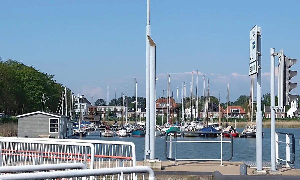 WV Zuiderzee Marina: {"base": "en", "no": "Havnen W.S.V. De Zuiderzee, sett fra slusen (Oranjesluis).", "se": "Hamnen W.S.V. De Zuiderzee, sedd fr\u00e5n slussen (Oranjesluis).", "en": "The harbour W.S.V. De Zuiderzee, seen from the lock (Oranjesluis).", "da": "Havnen W.S.V. De Zuiderzee, set fra slusen (Oranjesluis)."}