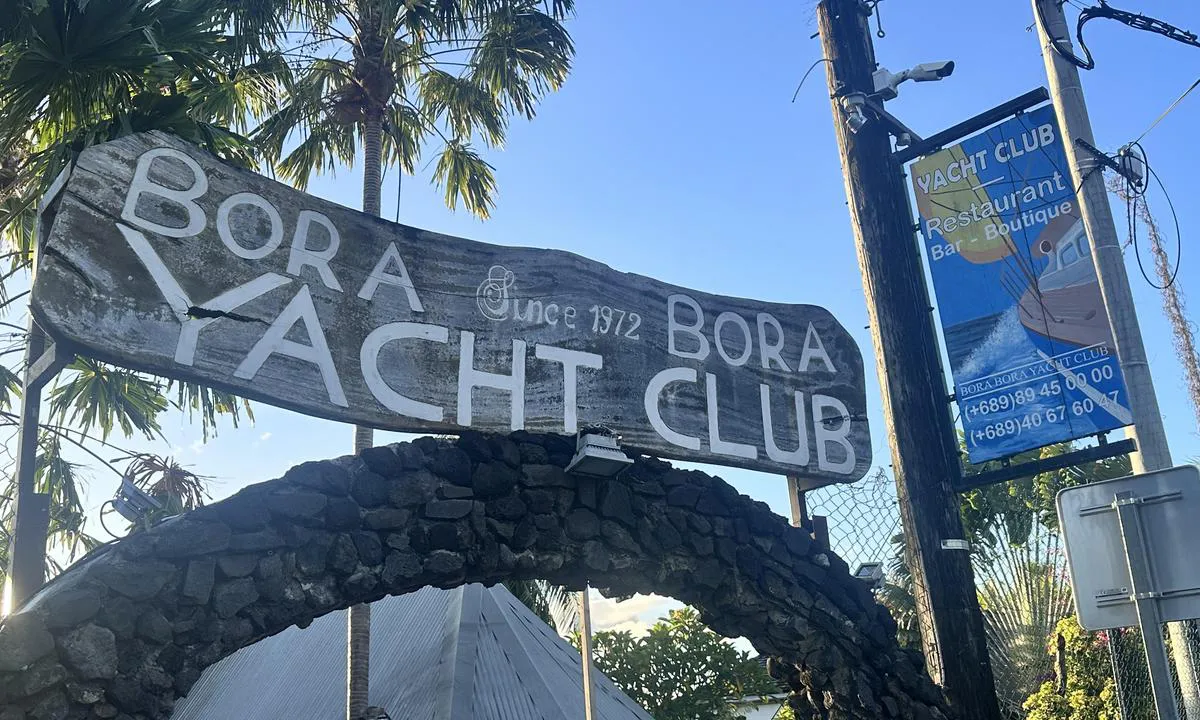 Yacht Club de Bora Bora: {"base": "no", "no": "Inngangs portalen om en kommer g\u00e5ende", "se": "Ing\u00e5ngsportalen om en kommer g\u00e5ende", "en": "The entrance portal when arriving on foot", "da": "Indgangsportalen for en, der kommer g\u00e5ende", "fr": "Le portail d'entr\u00e9e lorsque l'on arrive \u00e0 pied", "de": "Eingangsportal, wenn man zu Fu\u00df kommt", "es": "El portal de entrada si uno viene caminando", "it": "Il portale di ingresso per chi arriva a piedi", "pt": "O portal de entrada se estiver chegando a p\u00e9", "nl": "Ingangsportaal als men lopend komt", "pl": "Portal wej\u015bciowy, gdy nadchodzi si\u0119 pieszo", "uk": "\u0412\u0445\u0456\u0434\u043d\u0430 \u0431\u0440\u0430\u043c\u0430 \u0434\u043b\u044f \u0442\u0438\u0445, \u0445\u0442\u043e \u043f\u0440\u0438\u0445\u043e\u0434\u0438\u0442\u044c \u043f\u0456\u0448\u043a\u0438", "ro": "Portalul de intrare dac\u0103 vii pe jos", "tr": "Bir y\u00fcr\u00fcy\u00fc\u015fle gelenler i\u00e7in giri\u015f portal\u0131", "el": "\u0397 \u03b5\u03af\u03c3\u03bf\u03b4\u03bf\u03c2 \u03c4\u03b7\u03c2 \u03c0\u03cd\u03bb\u03b7\u03c2 \u03b1\u03bd \u03ad\u03c1\u03c7\u03b5\u03c4\u03b1\u03b9 \u03ba\u03b1\u03bd\u03b5\u03af\u03c2 \u03c0\u03b5\u03c1\u03c0\u03b1\u03c4\u03ce\u03bd\u03c4\u03b1\u03c2", "cs": "Vstupn\u00ed port\u00e1l, pokud p\u0159ich\u00e1z\u00edte p\u011b\u0161ky", "hu": "A bej\u00e1rati kapu, ha gyalog \u00e9rkez\u00fcnk", "fi": "Sis\u00e4\u00e4ntuloportti, jos saavut k\u00e4vellen", "bg": "\u0412\u0445\u043e\u0434\u043d\u0438\u044f\u0442 \u043f\u043e\u0440\u0442\u0430\u043b, \u043a\u043e\u0433\u0430\u0442\u043e \u0447\u043e\u0432\u0435\u043a \u0438\u0434\u0432\u0430 \u043f\u0435\u0448\u0430", "sr": "\u0423\u043b\u0430\u0437\u043d\u0430 \u043a\u0430\u043f\u0438\u0458\u0430 \u0430\u043a\u043e \u0434\u043e\u043b\u0430\u0437\u0438\u0442\u0435 \u043f\u0435\u0448\u043a\u0435", "et": "Sisenemisportaal, kui keegi tuleb jalgsi", "lv": "Ieejas port\u0101ls, ja viens n\u0101k ar k\u0101j\u0101m", "lt": "\u012eeigos portalas, jei atplaukiate"}
