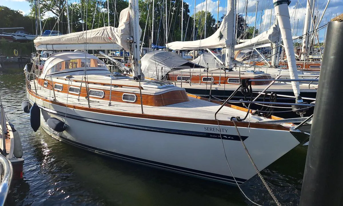 Yachthafen Henningsen: {"base": "en", "no": "En vakker Scalar-yacht", "se": "En vacker Scalar yacht", "en": "A baeutiful Scalar yacht", "da": "En smuk Scalar-yacht", "fr": "Un magnifique yacht de type Scalar", "de": "Eine wundersch\u00f6ne Scalar-Yacht", "es": "Un hermoso yate Scalar", "it": "Una bellissima yacht Scalar", "pt": "Um belo iate Scalar", "nl": "Een prachtige Scalar-jacht", "pl": "Pi\u0119kny jacht Scalar", "uk": "\u041a\u0440\u0430\u0441\u0438\u0432\u0430 \u044f\u0445\u0442\u0430 Scalar", "ro": "Un iaht Scalar frumos", "tr": "G\u00fczel bir Scalar yelkenlisi", "el": "\u0388\u03bd\u03b1 \u03cc\u03bc\u03bf\u03c1\u03c6\u03bf \u03b9\u03c3\u03c4\u03b9\u03bf\u03c6\u03cc\u03c1\u03bf Scalar", "cs": "Kr\u00e1sn\u00e1 jachta Scalar", "hu": "Egy gy\u00f6ny\u00f6r\u0171 Scalar jacht", "fi": "Kaunis Scalar-vene", "bg": "\u0415\u0434\u043d\u0430 \u043a\u0440\u0430\u0441\u0438\u0432\u0430 \u044f\u0445\u0442\u0430 Scalar", "sr": "Prelepa Scalar jahta", "et": "Kaunis Scalar jaht", "lv": "Skaista Scalar jahta", "lt": "Gra\u017eus Scalar jachta"}