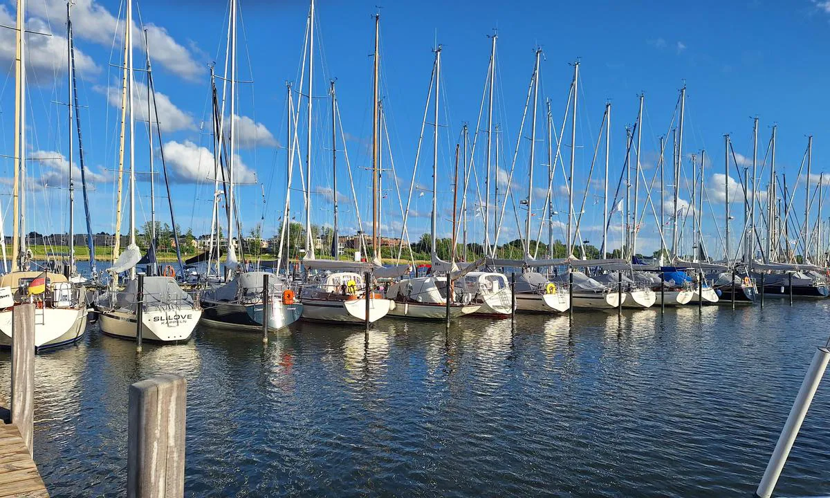 Yachthafen Henningsen: {"base": "en", "no": "Mange Scalar-yachter", "se": "M\u00e5nga Scalar-yachter", "en": "A lot of Scalar yachts", "da": "En masse Scalar-yachter", "fr": "Beaucoup de yachts Scalar", "de": "Viele Scalar-Yachten", "es": "Muchos yates Scalar", "it": "Molti yacht Scalar", "pt": "Muitos iates Scalar", "nl": "Veel Scalar-jachten", "pl": "Wiele jacht\u00f3w typu Scalar", "uk": "\u0411\u0430\u0433\u0430\u0442\u043e \u044f\u0445\u0442 Scalar", "ro": "O mul\u021bime de iahturi Scalar", "tr": "Bir\u00e7ok Scalar yat", "el": "\u03a0\u03bf\u03bb\u03bb\u03ac \u03c3\u03ba\u03ac\u03c6\u03b7 Scalar", "cs": "Mnoho Scalar jachet", "hu": "Sok Scalar vitorl\u00e1s", "fi": "Paljon Scalar-veneit\u00e4", "bg": "\u041c\u043d\u043e\u0433\u043e \u044f\u0445\u0442\u0438 \u043e\u0442 \u043c\u0430\u0440\u043a\u0430\u0442\u0430 Scalar", "sr": "Mnogo Scalar jahti", "et": "Palju Scalar jahte", "lv": "Daudz Scalar jahtu", "lt": "Daug scalar jacht\u0173"}