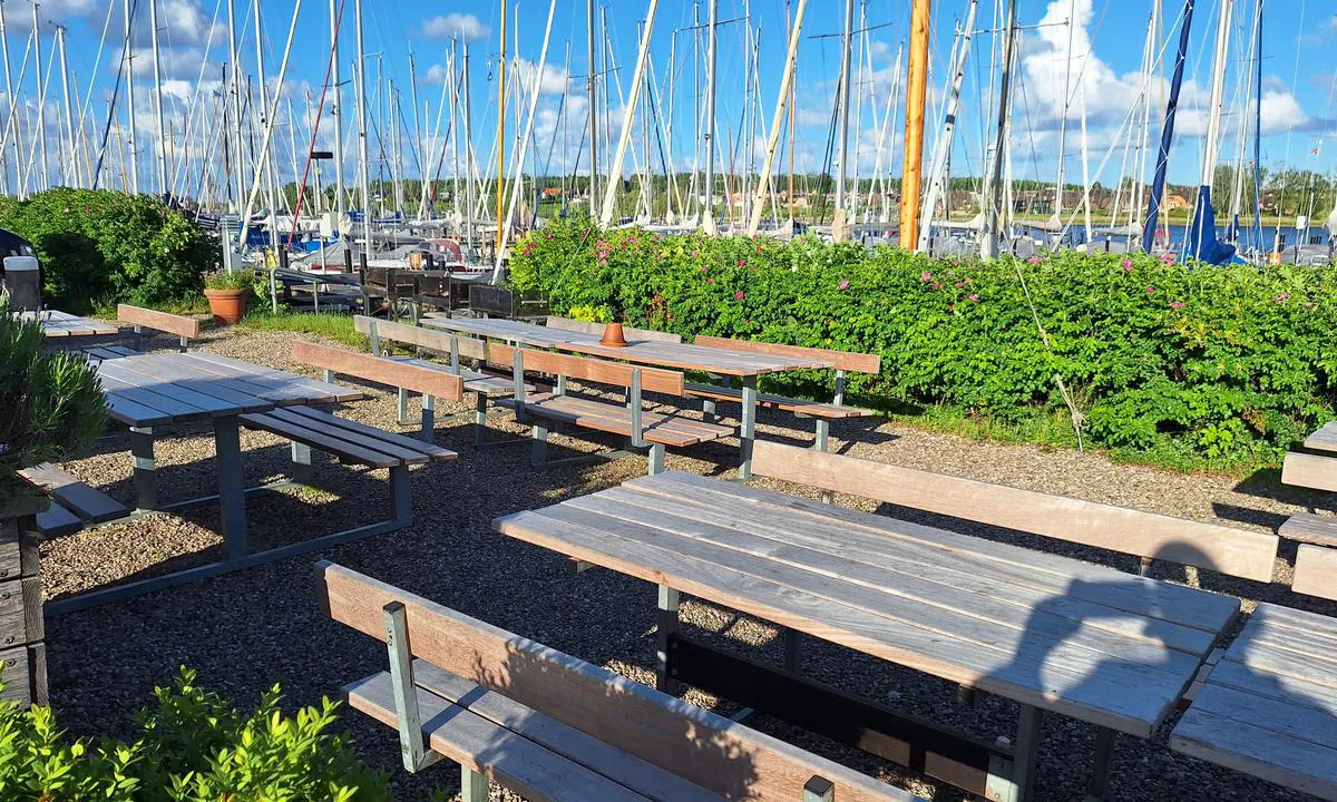 Yachthafen Henningsen: {"base": "en", "no": "Grillomr\u00e5de", "se": "Grillplats", "en": "Barbecue area", "da": "Grillomr\u00e5de", "fr": "Aire de barbecue", "de": "Grillplatz", "es": "\u00c1rea de barbacoa", "it": "Area barbecue", "pt": "\u00c1rea para churrasco", "nl": "Barbecuegebied", "pl": "Miejsce na grill", "uk": "\u0417\u043e\u043d\u0430 \u0434\u043b\u044f \u0431\u0430\u0440\u0431\u0435\u043a\u044e", "ro": "Zon\u0103 de gr\u0103tar", "tr": "Barbek\u00fc alan\u0131", "el": "\u03a0\u03b5\u03c1\u03b9\u03bf\u03c7\u03ae \u03b3\u03b9\u03b1 \u03bc\u03c0\u03ac\u03c1\u03bc\u03c0\u03b5\u03ba\u03b9\u03bf\u03c5", "cs": "Prostor pro grilov\u00e1n\u00ed", "hu": "Grillez\u0151 ter\u00fclet", "fi": "Grillausalue", "bg": "\u0417\u043e\u043d\u0430 \u0437\u0430 \u0431\u0430\u0440\u0431\u0435\u043a\u044e", "sr": "Prostor za ro\u0161tiljanje", "et": "Grillimisala", "lv": "Gril\u0113\u0161anas zona", "lt": "Kepimo ant groteli\u0173 zona"}