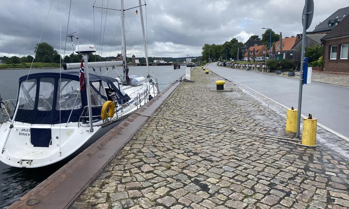 Yachthafen Holtenau - Kiel: {"base": "no", "no": "Koselig plass uten str\u00f8m.", "se": "Trevlig plats utan el.", "en": "Cozy place without electricity.", "da": "Hyggeligt sted uden str\u00f8m.", "fr": "Endroit agr\u00e9able sans \u00e9lectricit\u00e9.", "de": "Gem\u00fctlicher Ort ohne Strom.", "es": "Un lugar acogedor sin electricidad.", "it": "Posto accogliente senza elettricit\u00e0.", "pt": "Lugar agrad\u00e1vel sem eletricidade.", "nl": "Gezellige plek zonder stroom.", "pl": "Przytulne miejsce bez pr\u0105du.", "uk": "\u0417\u0430\u0442\u0438\u0448\u043d\u0435 \u043c\u0456\u0441\u0446\u0435 \u0431\u0435\u0437 \u0435\u043b\u0435\u043a\u0442\u0440\u0438\u043a\u0438.", "ro": "Loc pl\u0103cut f\u0103r\u0103 curent electric.", "tr": "Elektrik olmayan \u015firin bir yer.", "el": "\u0393\u03c1\u03b1\u03c6\u03b9\u03ba\u03cc\u03c2 \u03c7\u03ce\u03c1\u03bf\u03c2 \u03c7\u03c9\u03c1\u03af\u03c2 \u03c1\u03b5\u03cd\u03bc\u03b1.", "cs": "P\u0159\u00edjemn\u00e9 m\u00edsto bez elekt\u0159iny.", "hu": "Hangulatos hely \u00e1ram n\u00e9lk\u00fcl.", "fi": "Viihtyis\u00e4 paikka ilman s\u00e4hk\u00f6\u00e4.", "bg": "\u0423\u044e\u0442\u043d\u043e \u043c\u044f\u0441\u0442\u043e \u0431\u0435\u0437 \u0435\u043b\u0435\u043a\u0442\u0440\u0438\u0447\u0435\u0441\u0442\u0432\u043e.", "sr": "Lepo mesto bez struje.", "et": "Kena koht ilma elektrita.", "lv": "M\u0101j\u012bga vieta bez elektr\u012bbas.", "lt": "Jauki vieta be elektros."}