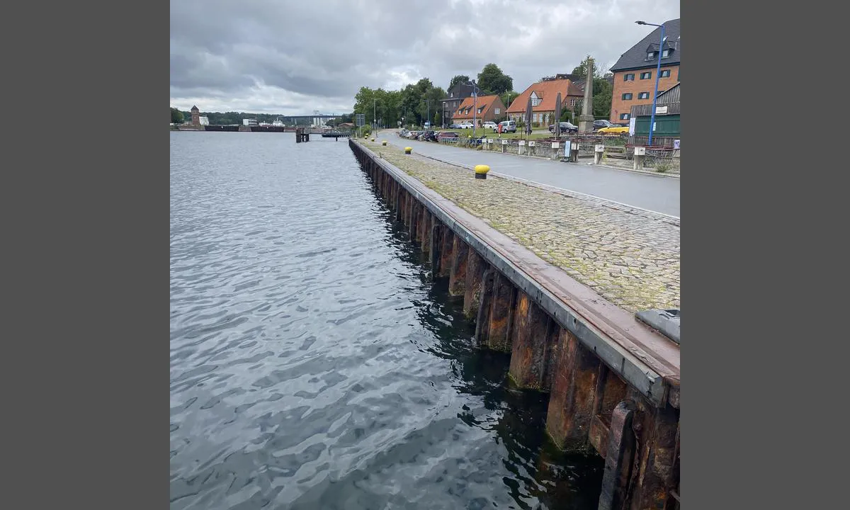 Yachthafen Holtenau - Kiel: {"base": "no", "no": "Det anbefales fort\u00f8ying med bruk av planke mot kien. Ellers vanskelig \u00e5 fendre.", "se": "Det rekommenderas att f\u00f6rt\u00f6ja med anv\u00e4ndning av planka mot kajen. Annars sv\u00e5rt att fenderta.", "en": "It is recommended to moor using a plank against the quay. Otherwise, difficult to fend off.", "da": "Det anbefales fort\u00f8jning med brug af planke mod kajen. Ellers sv\u00e6rt at fendte.", "fr": "Il est recommand\u00e9 d'amarrer en utilisant une planche contre le quai. Sinon, il est difficile d'amortir.", "de": "Es wird empfohlen, das Festmachen mit einem Brett gegen die Kaimauer durchzuf\u00fchren. Andernfalls ist es schwierig zu fendeln.", "es": "Se recomienda amarrar usando una tabla contra el muelle. De lo contrario, es dif\u00edcil defender.", "it": "Si consiglia di ormeggiare utilizzando una tavola contro il molo. Altrimenti difficile da parare.", "pt": "Recomenda-se amarrar utilizando uma t\u00e1bua contra o cais. Caso contr\u00e1rio, \u00e9 dif\u00edcil amortecer.", "nl": "Het wordt aanbevolen om aan te meren met gebruik van een plank tegen de kade. Anders moeilijk om te fenderen.", "pl": "Zaleca si\u0119 cumowanie z u\u017cyciem deski przy kei. W przeciwnym razie trudno jest zabezpieczy\u0107 fenderami.", "uk": "\u0420\u0435\u043a\u043e\u043c\u0435\u043d\u0434\u0443\u0454\u0442\u044c\u0441\u044f \u0448\u0432\u0430\u0440\u0442\u0443\u0432\u0430\u043d\u043d\u044f \u0437 \u0432\u0438\u043a\u043e\u0440\u0438\u0441\u0442\u0430\u043d\u043d\u044f\u043c \u0434\u043e\u0448\u043a\u0438 \u043f\u0440\u043e\u0442\u0438 \u043d\u0430\u0441\u0442\u0438\u043b\u0443. \u0406\u043d\u0430\u043a\u0448\u0435 \u0432\u0430\u0436\u043a\u043e \u0437\u0430\u0445\u0438\u0441\u0442\u0438\u0442\u0438.", "ro": "Se recomand\u0103 acostarea cu utilizarea unei sc\u00e2nduri \u00eempotriva \u021b\u0103rmului. Altfel, este dificil de protejat.", "tr": "K\u0131y\u0131ya kar\u015f\u0131 tahta kullanarak ba\u011flanma \u00f6nerilir. Aksi takdirde fenderelemek zor olur.", "el": "\u03a3\u03c5\u03bd\u03b9\u03c3\u03c4\u03ac\u03c4\u03b1\u03b9 \u03b7 \u03c0\u03c1\u03cc\u03c3\u03b4\u03b5\u03c3\u03b7 \u03bc\u03b5 \u03c7\u03c1\u03ae\u03c3\u03b7 \u03c3\u03b1\u03bd\u03af\u03b4\u03b1\u03c2 \u03b5\u03bd\u03ac\u03bd\u03c4\u03b9\u03b1 \u03c3\u03c4\u03bf\u03bd \u03bc\u03cc\u03bb\u03bf. \u0394\u03b9\u03b1\u03c6\u03bf\u03c1\u03b5\u03c4\u03b9\u03ba\u03ac, \u03b5\u03af\u03bd\u03b1\u03b9 \u03b4\u03cd\u03c3\u03ba\u03bf\u03bb\u03bf \u03bd\u03b1 \u03c7\u03c1\u03b7\u03c3\u03b9\u03bc\u03bf\u03c0\u03bf\u03b9\u03ae\u03c3\u03b5\u03c4\u03b5 \u03c0\u03c1\u03bf\u03c3\u03ba\u03c1\u03bf\u03c5\u03c3\u03c4\u03ae\u03c1\u03b5\u03c2.", "cs": "Doporu\u010duje se uv\u00e1z\u00e1n\u00ed s pou\u017eit\u00edm prkna proti molu. Jinak obt\u00ed\u017en\u00e9 fendrovat.", "hu": "Aj\u00e1nlott a kik\u00f6t\u00e9s deszka haszn\u00e1lat\u00e1val a m\u00f3l\u00f3n\u00e1l. Egy\u00e9bk\u00e9nt neh\u00e9z v\u00e9deni.", "fi": "Suositellaan kiinnittymist\u00e4 plankin avulla laituriin. Muuten vaikea fendata.", "bg": "\u041f\u0440\u0435\u043f\u043e\u0440\u044a\u0447\u0432\u0430 \u0441\u0435 \u0448\u0432\u0430\u0440\u0442\u043e\u0432\u0430\u043d\u0435\u0442\u043e \u0441 \u0438\u0437\u043f\u043e\u043b\u0437\u0432\u0430\u043d\u0435 \u043d\u0430 \u0434\u044a\u0441\u043a\u0430 \u0441\u0440\u0435\u0449\u0443 \u043a\u0435\u044f. \u0412 \u043f\u0440\u043e\u0442\u0438\u0432\u0435\u043d \u0441\u043b\u0443\u0447\u0430\u0439 \u0435 \u0442\u0440\u0443\u0434\u043d\u043e \u0434\u0430 \u0441\u0435 \u043f\u043e\u0441\u0442\u0430\u0432\u044f\u0442 \u0431\u0443\u0444\u0435\u0440\u0438.", "sr": "Preporu\u010duje se privezivanje uz upotrebu daske prema molu. Ina\u010de je te\u0161ko postaviti bokobrane.", "et": "Soovitatav on kinnitada kasutades planku kai vastu. Muidu raske fenderdada.", "lv": "Ieteicams pietauvoties, izmantojot planku pret piest\u0101tni. Cit\u0101di gr\u016bti nolok\u0101mi.", "lt": "Rekomenduojama \u0161vartuotis naudojant lent\u0105 prie\u0161 krantin\u0119. Kitu atveju sunku apsaugoti."}