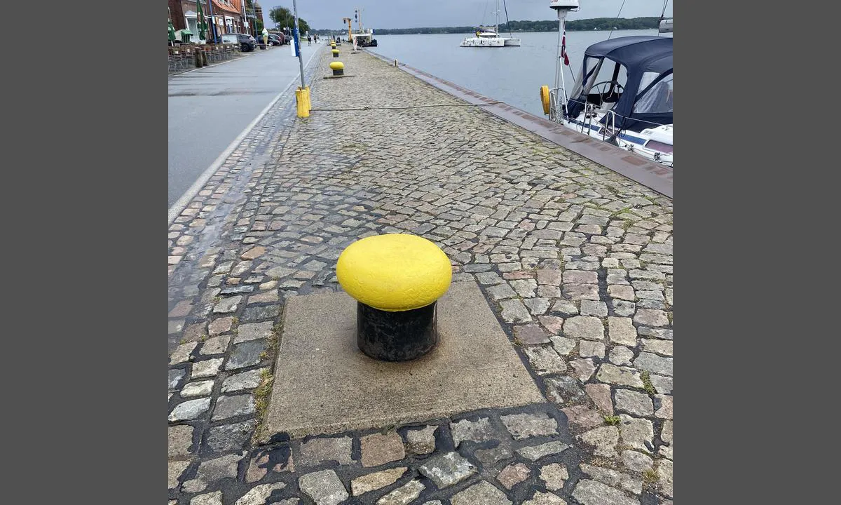Yachthafen Holtenau - Kiel: {"base": "no", "no": "Pullerter langt inne p\u00e5 kaien, men de er solide..", "se": "Pollare l\u00e5ngt in p\u00e5 kajen, men de \u00e4r solida.", "en": "Bollards far inside the quay, but they are sturdy.", "da": "Pullerter langt inde p\u00e5 kajen, men de er solide.", "fr": "Des bittes d'amarrage sont situ\u00e9es loin \u00e0 l'int\u00e9rieur du quai, mais elles sont solides.", "de": "Festmacher Dalben weit innen am Kai, aber sie sind solide.", "es": "Bollardas ubicadas tierra adentro en el muelle, pero son s\u00f3lidas.", "it": "Bitte molto all'interno del molo, ma sono solide.", "pt": "Amarradores bem no interior no cais, mas s\u00e3o s\u00f3lidos.", "nl": "Pollers ver naar binnen op de kade, maar ze zijn solide.", "pl": "Pollery daleko na nabrze\u017cu, ale s\u0105 solidne.", "uk": "\u0428\u0432\u0430\u0440\u0442\u043e\u0432\u0456 \u0442\u0443\u043c\u0431\u0438 \u0434\u0430\u043b\u0435\u043a\u043e \u043d\u0430 \u043f\u0440\u0438\u0447\u0430\u043b\u0456, \u0430\u043b\u0435 \u0432\u043e\u043d\u0438 \u043c\u0456\u0446\u043d\u0456.", "ro": "Bollardele sunt amplasate ad\u00e2nc pe chei, dar sunt solide.", "tr": "\u0130skelede i\u00e7 k\u0131s\u0131mlarda aneleler var, fakat sa\u011flamd\u0131rlar.", "el": "\u0394\u03ad\u03c3\u03c4\u03c1\u03b5\u03c2 \u03bc\u03b1\u03ba\u03c1\u03b9\u03ac \u03bc\u03ad\u03c3\u03b1 \u03c3\u03c4\u03b7\u03bd \u03b1\u03c0\u03bf\u03b2\u03ac\u03b8\u03c1\u03b1, \u03b1\u03bb\u03bb\u03ac \u03b5\u03af\u03bd\u03b1\u03b9 \u03c3\u03c4\u03b9\u03b2\u03b1\u03c1\u03ad\u03c2..", "cs": "Pacholata hluboko na n\u00e1b\u0159e\u017e\u00ed, ale jsou pevn\u00e1.", "hu": "A kik\u00f6t\u0151b\u00e1sty\u00e1k m\u00e9lyen a m\u00f3l\u00f3 belsej\u00e9ben tal\u00e1lhat\u00f3k, de massz\u00edvak.", "fi": "Pollarit kaukana laiturin sis\u00e4osassa, mutta ne ovat vankkoja.", "bg": "\u0412\u044a\u0436\u0435\u0442\u0430\u0442\u0430 \u0437\u0430 \u043f\u0440\u0438\u0432\u044a\u0440\u0437\u0432\u0430\u043d\u0435 \u0441\u0430 \u0440\u0430\u0437\u043f\u043e\u043b\u043e\u0436\u0435\u043d\u0438 \u0434\u0430\u043b\u0435\u0447 \u043d\u0430\u0432\u044a\u0442\u0440\u0435 \u043d\u0430 \u043a\u0435\u044f, \u043d\u043e \u0441\u0430 \u0437\u0434\u0440\u0430\u0432\u0438.", "sr": "\u010cepovi daleko unutar pristani\u0161ta, ali su \u010dvrsti.", "et": "Pollarid asuvad kaile kaugele, aga need on tugevad.", "lv": "Vilces stabi atrodas t\u0101lu piest\u0101tn\u0113, bet tie ir iztur\u012bgi.", "lt": "Tvirtinimo stulpai toli nuo prieplaukos kra\u0161to, bet jie yra patikimi."}