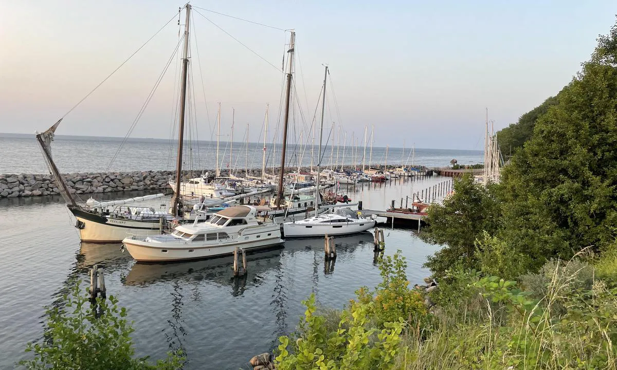Yachthafen Lohme: {"base": "en", "no": "Fint lite sted \u00e5 legge til med b\u00e5ten din.", "se": "Trevligt litet st\u00e4lle att l\u00e4gga till med din b\u00e5t.", "en": "Nice little place to dock your boat.", "da": "Dejligt lille sted at l\u00e6gge b\u00e5den til kaj."}