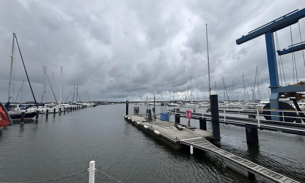 Yachthafen Marina Kröslin - Baltic Sea Resort: {"base": "no", "no": "Bensin og diesel innerst i havna ved kran", "se": "Bensin och diesel l\u00e4ngst in i hamnen vid kranen", "en": "Gasoline and diesel at the innermost part of the harbor by the crane", "da": "Benzin og diesel inderst i havnen ved kranen", "fr": "Essence et diesel tout au fond du port pr\u00e8s de la grue", "de": "Benzin und Diesel ganz innen im Hafen bei dem Kran", "es": "Gasolina y di\u00e9sel en el interior del puerto junto a la gr\u00faa", "it": "Benzina e diesel all'interno del porto vicino alla gru", "pt": "Gasolina e diesel no fundo do porto, perto do guindaste", "nl": "Benzine en diesel aan het eind van de haven bij de kraan", "pl": "Benzyna i diesel na ko\u0144cu portu przy d\u017awigu", "uk": "\u0411\u0435\u043d\u0437\u0438\u043d \u0456 \u0434\u0438\u0437\u0435\u043b\u044c \u0432 \u0433\u043b\u0438\u0431\u0438\u043d\u0456 \u0433\u0430\u0432\u0430\u043d\u0456 \u0431\u0456\u043b\u044f \u043a\u0440\u0430\u043d\u0430", "ro": "Benzin\u0103 \u0219i motorin\u0103 \u00een cap\u0103tul portului l\u00e2ng\u0103 macara", "tr": "Liman\u0131n i\u00e7 k\u0131sm\u0131ndaki vin\u00e7te benzin ve dizel bulunmaktad\u0131r.", "el": "\u0392\u03b5\u03bd\u03b6\u03af\u03bd\u03b7 \u03ba\u03b1\u03b9 \u03c0\u03b5\u03c4\u03c1\u03ad\u03bb\u03b1\u03b9\u03bf \u03c3\u03c4\u03bf \u03b5\u03c3\u03c9\u03c4\u03b5\u03c1\u03b9\u03ba\u03cc \u03c4\u03bf\u03c5 \u03bb\u03b9\u03bc\u03b1\u03bd\u03b9\u03bf\u03cd \u03ba\u03bf\u03bd\u03c4\u03ac \u03c3\u03c4\u03bf\u03bd \u03b3\u03b5\u03c1\u03b1\u03bd\u03cc", "cs": "Benz\u00edn a nafta na konci p\u0159\u00edstavu u je\u0159\u00e1bu", "hu": "Benzin \u00e9s d\u00edzel a kik\u00f6t\u0151 bels\u0151 r\u00e9sz\u00e9n a darun\u00e1l", "fi": "Bensiini\u00e4 ja dieseli\u00e4 sataman sisimm\u00e4ss\u00e4 nosturin luona", "bg": "\u0411\u0435\u043d\u0437\u0438\u043d \u0438 \u0434\u0438\u0437\u0435\u043b \u0432 \u043d\u0430\u0439-\u0432\u044a\u0442\u0440\u0435\u0448\u043d\u0430\u0442\u0430 \u0447\u0430\u0441\u0442 \u043d\u0430 \u043f\u0440\u0438\u0441\u0442\u0430\u043d\u0438\u0449\u0435\u0442\u043e \u0434\u043e \u043a\u0440\u0430\u043d\u0430", "sr": "Benzin i dizel na kraju luke kod dizalice", "et": "Bensiin ja diislik\u00fctus sadama siseosas kraana juures", "lv": "Benz\u012bns un d\u012bze\u013cdegviela ostas iek\u0161ien\u0113 pie celt\u0146a", "lt": "Benzinas ir dyzelinas uosto gilumoje prie krano"}