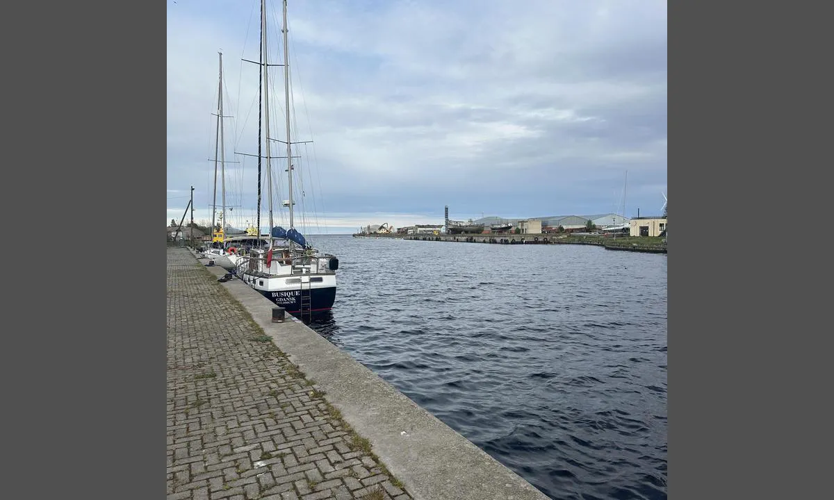 Yachts center "Mērsrags": {"base": "nl", "no": "Fin kai \u00e5 legge til ved. V\u00e6r oppmerksom p\u00e5 at det kan v\u00e6re sv\u00e6rt urolig her med \u00f8stlige vinder fordi b\u00f8lgene da kommer rett inn i havnen.", "se": "Vacker kaj att l\u00e4gga till vid. Observera att du ligger mycket oroligt h\u00e4r vid \u00f6stliga vindar eftersom v\u00e5gorna d\u00e5 g\u00e5r rakt in i hamnen.", "en": "Beautiful quay to moor at. Be aware that with easterly winds, it can be very unsettled here as the waves enter the harbor directly.", "da": "Smuk kaj til at l\u00e6gge til. Husk, at med \u00f8stlige vinde ligger du meget uroligt her, da b\u00f8lgerne st\u00e5r lige ind i havnen.", "fr": "Quai agr\u00e9able pour amarrer. Tenez compte du fait qu'avec les vents d'est, vous \u00eates tr\u00e8s inconfortablement install\u00e9s ici car les vagues p\u00e9n\u00e8trent alors directement dans le port.", "de": "Sch\u00f6ner Kai zum Anlegen. Beachten Sie, dass bei \u00f6stlichen Winden hier sehr unruhig liegt, da die Wellen direkt in den Hafen gelangen.", "es": "Hermoso muelle para amarrar. Tenga en cuenta que con vientos del este se encontrar\u00e1 muy inestable aqu\u00ed, ya que las olas entran directamente en el puerto.", "it": "Bella banchina per attraccare. Tieni presente che con venti orientali si giace molto agitati qui perch\u00e9 le onde entrano direttamente nel porto.", "pt": "Belo cais para atracar. Tenha em mente que com ventos de leste voc\u00ea fica muito inst\u00e1vel aqui, pois as ondas entram diretamente no porto.", "nl": "Mooie kade om aan te meren. Hou er rekening mee dat je hier met oostelijke winden zeer onrustig ligt omdat de golven dan zo de haven in staan.", "pl": "Pi\u0119kne nabrze\u017ce do cumowania. Pami\u0119taj, \u017ce przy wiatrach wschodnich b\u0119dziesz tu le\u017ca\u0142 bardzo niespokojnie, poniewa\u017c fale wtedy wpadaj\u0105 do portu.", "uk": "\u0413\u0430\u0440\u043d\u0438\u0439 \u043f\u0440\u0438\u0447\u0430\u043b \u0434\u043b\u044f \u0448\u0432\u0430\u0440\u0442\u0443\u0432\u0430\u043d\u043d\u044f. \u0412\u0440\u0430\u0445\u0443\u0439\u0442\u0435, \u0449\u043e \u0437\u0430 \u0441\u0445\u0456\u0434\u043d\u0438\u0445 \u0432\u0456\u0442\u0440\u0456\u0432 \u0442\u0443\u0442 \u0434\u0443\u0436\u0435 \u043d\u0435\u0441\u043f\u043e\u043a\u0456\u0439\u043d\u043e, \u043e\u0441\u043a\u0456\u043b\u044c\u043a\u0438 \u0445\u0432\u0438\u043b\u0456 \u0441\u043f\u0440\u044f\u043c\u043e\u0432\u0430\u043d\u0456 \u043f\u0440\u044f\u043c\u043e \u0432 \u0433\u0430\u0432\u0430\u043d\u044c.", "ro": "Chei frumoase pentru a ancora. \u021aine cont de faptul c\u0103, atunci c\u00e2nd v\u00e2nturile bat din est, vei sta foarte agitat aici deoarece valurile intr\u0103 direct \u00een port.", "tr": "Ba\u011flanmak i\u00e7in g\u00fczel bir r\u0131ht\u0131m. Do\u011fudan gelen r\u00fczgarlarla burada \u00e7ok huzursuz yatabilece\u011finizi unutmay\u0131n, \u00e7\u00fcnk\u00fc dalgalar o zaman do\u011frudan limana girer.", "el": "\u038c\u03bc\u03bf\u03c1\u03c6\u03b7 \u03b1\u03c0\u03bf\u03b2\u03ac\u03b8\u03c1\u03b1 \u03b3\u03b9\u03b1 \u03bd\u03b1 \u03b4\u03ad\u03c3\u03b5\u03c4\u03b5. \u039b\u03ac\u03b2\u03b5\u03c4\u03b5 \u03c5\u03c0\u03cc\u03c8\u03b7 \u03cc\u03c4\u03b9 \u03bc\u03b5 \u03b1\u03bd\u03b1\u03c4\u03bf\u03bb\u03b9\u03ba\u03bf\u03cd\u03c2 \u03b1\u03bd\u03ad\u03bc\u03bf\u03c5\u03c2 \u03b7 \u03b8\u03ad\u03c3\u03b7 \u03b5\u03b4\u03ce \u03b5\u03af\u03bd\u03b1\u03b9 \u03c0\u03bf\u03bb\u03cd \u03b1\u03bd\u03ae\u03c3\u03c5\u03c7\u03b7 \u03b3\u03b9\u03b1\u03c4\u03af \u03c4\u03b1 \u03ba\u03cd\u03bc\u03b1\u03c4\u03b1 \u03c4\u03cc\u03c4\u03b5 \u03b5\u03b9\u03c3\u03ad\u03c1\u03c7\u03bf\u03bd\u03c4\u03b1\u03b9 \u03c3\u03c4\u03bf \u03bb\u03b9\u03bc\u03ac\u03bd\u03b9.", "cs": "Kr\u00e1sn\u00e9 n\u00e1b\u0159e\u017e\u00ed k zakotven\u00ed. M\u011bjte na pam\u011bti, \u017ee za v\u00fdchodn\u00edch v\u011btr\u016f zde budete le\u017eet velmi neklidn\u011b, proto\u017ee vlny potom vstupuj\u00ed p\u0159\u00edmo do p\u0159\u00edstavu.", "hu": "Gy\u00f6ny\u00f6r\u0171 rakpart a kik\u00f6t\u00e9shez. Vegye figyelembe, hogy keleti szelek eset\u00e9n itt nagyon nyugtalanul lehet fek\u00fcdni, mert ilyenkor a hull\u00e1mok egyenesen a kik\u00f6t\u0151be \u00e9rkeznek.", "fi": "Kaunis laituri kiinnittymist\u00e4 varten. Huomioi, ett\u00e4 id\u00e4n tuulilla t\u00e4ss\u00e4 on hyvin rauhatonta, koska aallot tulevat silloin suoraan satamaan.", "bg": "\u041a\u0440\u0430\u0441\u0438\u0432\u043e \u043a\u0435\u0439 \u0437\u0430 \u0430\u043a\u043e\u0441\u0442\u0438\u0440\u0430\u043d\u0435. \u0418\u043c\u0430\u0439\u0442\u0435 \u043f\u0440\u0435\u0434\u0432\u0438\u0434, \u0447\u0435 \u043f\u0440\u0438 \u0438\u0437\u0442\u043e\u0447\u043d\u0438 \u0432\u0435\u0442\u0440\u043e\u0432\u0435 \u0442\u0443\u043a \u043c\u043e\u0436\u0435\u0442\u0435 \u0434\u0430 \u043b\u0435\u0436\u0438\u0442\u0435 \u043c\u043d\u043e\u0433\u043e \u043d\u0435\u0441\u043f\u043e\u043a\u043e\u0439\u043d\u043e, \u0437\u0430\u0449\u043e\u0442\u043e \u0432\u044a\u043b\u043d\u0438\u0442\u0435 \u0442\u043e\u0433\u0430\u0432\u0430 \u0432\u043b\u0438\u0437\u0430\u0442 \u043d\u0430\u043f\u0440\u0430\u0432\u043e \u0432 \u043f\u0440\u0438\u0441\u0442\u0430\u043d\u0438\u0449\u0435\u0442\u043e.", "sr": "Lepa obala za pristajanje. Imajte na umu da \u0107ete ovde sa isto\u010dnim vetrovima le\u017eati vrlo nemirno jer talasi tada direktno ulaze u luku.", "et": "Ilus kai sildumiseks. Pidage meeles, et idatuultega on siin v\u00e4ga rahutu, kuna lained on siis otse sadamasse suunatud.", "lv": "Skaista piest\u0101tne, kur var piest\u0101ties. \u0145emiet v\u0113r\u0101, ka ar austrumu v\u0113jiem j\u016bs \u0161eit varat justies \u013coti nemier\u012bgi, jo vi\u013c\u0146i tad tie\u0161i ien\u0101k ost\u0101.", "lt": "Gra\u017ei krantin\u0117 \u0161vartuotis. Atminkite, kad esant ryt\u0173 v\u0117jams \u010dia bus labai neramu, nes bangos tiesiog ver\u017eiasi \u012f uost\u0105."}