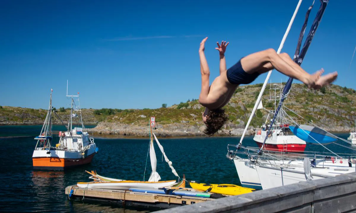 Ylvingen: På Himmelblåkaféen kan du spise nydelig mat, frister det å hoppe i sjøen fra terrassen? .