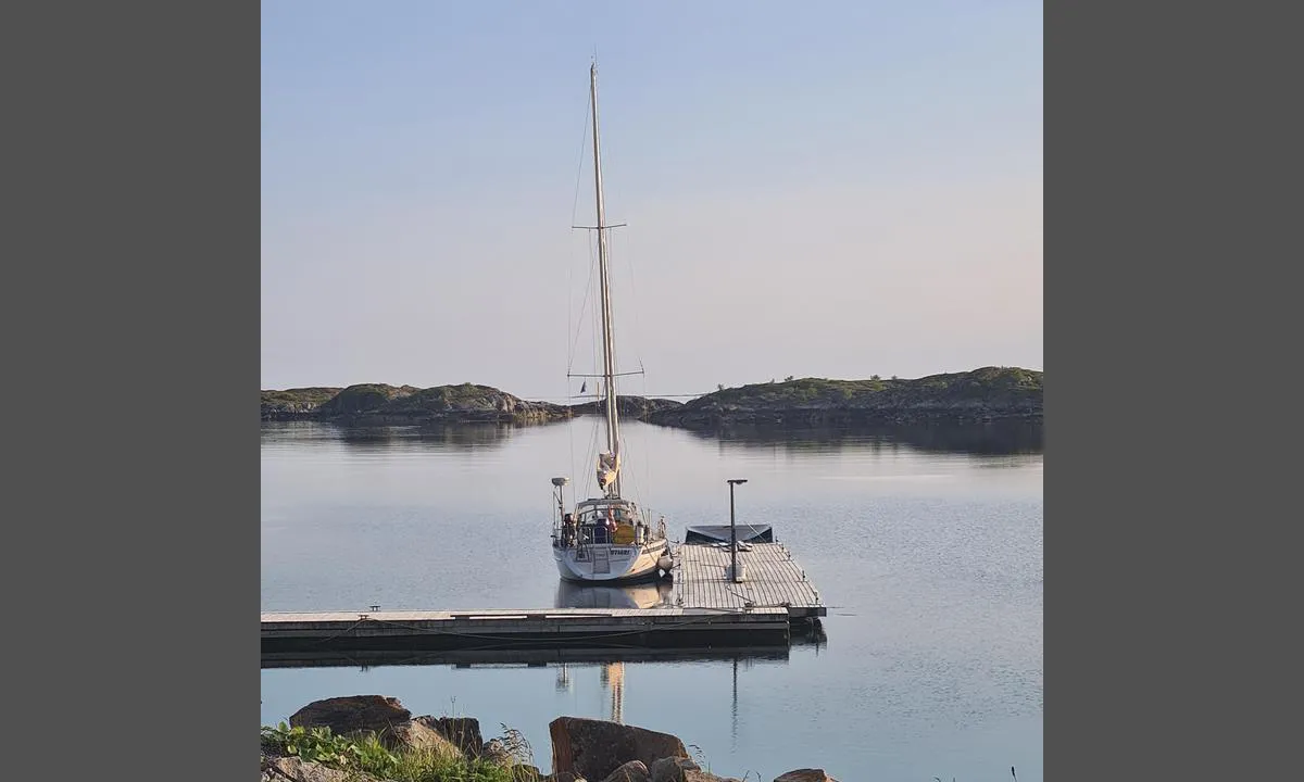 {"base": "no", "no": "Kveld p\u00e5 Ylvingen. Mange hjelpsomme folk da vi fikk problemer med motor.", "se": "Kv\u00e4ll p\u00e5 Ylvingen. M\u00e5nga hj\u00e4lpsamma m\u00e4nniskor n\u00e4r vi fick problem med motorn.", "en": "Evening at Ylvingen. Many helpful people when we had problems with the engine.", "da": "Aften p\u00e5 Ylvingen. Mange hj\u00e6lpsomme mennesker da vi fik problemer med motoren.", "fr": "Soir\u00e9e \u00e0 Ylvingen. Beaucoup de gens serviables quand nous avons eu des probl\u00e8mes avec le moteur.", "de": "Abend auf Ylvingen. Viele hilfsbereite Leute, als wir Probleme mit dem Motor hatten.", "es": "Anochecer en Ylvingen. Muchas personas serviciales cuando tuvimos problemas con el motor.", "it": "Sera a Ylvingen. Molti persone disponibili quando abbiamo avuto problemi con il motore.", "pt": "Noite em Ylvingen. Muitas pessoas prestativas quando tivemos problemas com o motor.", "nl": "Avond op Ylvingen. Veel behulpzame mensen toen we motorproblemen hadden.", "pl": "Wiecz\u00f3r na Ylvingen. Wiele pomocnych os\u00f3b, gdy mieli\u015bmy problemy z silnikiem.", "uk": "\u0412\u0435\u0447\u0456\u0440 \u043d\u0430 \u0407\u043b\u0432\u0456\u043d\u0433\u0435\u043d\u0456. \u0411\u0430\u0433\u0430\u0442\u043e \u0434\u043e\u043f\u043e\u043c\u0456\u0436\u043d\u0438\u0445 \u043b\u044e\u0434\u0435\u0439, \u043a\u043e\u043b\u0438 \u0443 \u043d\u0430\u0441 \u0432\u0438\u043d\u0438\u043a\u043b\u0438 \u043f\u0440\u043e\u0431\u043b\u0435\u043c\u0438 \u0437 \u043c\u043e\u0442\u043e\u0440\u043e\u043c.", "ro": "<p>Seara la Ylvingen. Mul\u021bi oameni de ajutor atunci c\u00e2nd am avut probleme cu motorul.</p>", "tr": "Ylvingen'de ak\u015fam. Motorla sorun ya\u015fad\u0131\u011f\u0131m\u0131zda bir\u00e7ok yard\u0131msever insan vard\u0131.", "el": "\u0392\u03c1\u03ac\u03b4\u03c5 \u03c3\u03c4\u03bf Ylvingen. \u03a0\u03bf\u03bb\u03bb\u03bf\u03af \u03b2\u03bf\u03b7\u03b8\u03b7\u03c4\u03b9\u03ba\u03bf\u03af \u03ac\u03bd\u03b8\u03c1\u03c9\u03c0\u03bf\u03b9 \u03cc\u03c4\u03b1\u03bd \u03b5\u03af\u03c7\u03b1\u03bc\u03b5 \u03c0\u03c1\u03bf\u03b2\u03bb\u03ae\u03bc\u03b1\u03c4\u03b1 \u03bc\u03b5 \u03c4\u03b7 \u03bc\u03b7\u03c7\u03b1\u03bd\u03ae.", "cs": "Ve\u010der na Ylvingen. Mnoho ochotn\u00fdch lid\u00ed, kdy\u017e jsme m\u011bli probl\u00e9my s motorem.", "hu": "Este Ylvingenen. Sok seg\u00edt\u0151k\u00e9sz ember volt, amikor probl\u00e9m\u00e1nk volt a motorral.", "fi": "Ilta Ylvingell\u00e4. Paljon avuliaita ihmisi\u00e4, kun meill\u00e4 oli ongelmia moottorin kanssa.", "bg": "\u0412\u0435\u0447\u0435\u0440 \u043d\u0430 \u0418\u043b\u0432\u0438\u043d\u0433\u0435\u043d. \u041c\u043d\u043e\u0433\u043e \u043f\u043e\u043b\u0435\u0437\u043d\u0438 \u0445\u043e\u0440\u0430, \u043a\u043e\u0433\u0430\u0442\u043e \u0438\u043c\u0430\u0445\u043c\u0435 \u043f\u0440\u043e\u0431\u043b\u0435\u043c\u0438 \u0441 \u0434\u0432\u0438\u0433\u0430\u0442\u0435\u043b\u044f.", "sr": "\u0412\u0435\u0447\u0435 \u043d\u0430 \u0408\u043b\u0432\u0438\u043d\u0433\u0435\u043d\u0443. \u041c\u043d\u043e\u0433\u043e \u0443\u0441\u043b\u0443\u0436\u043d\u0438\u0445 \u0459\u0443\u0434\u0438 \u043a\u0430\u0434\u0430 \u0441\u043c\u043e \u0438\u043c\u0430\u043b\u0438 \u043f\u0440\u043e\u0431\u043b\u0435\u043c\u0435 \u0441\u0430 \u043c\u043e\u0442\u043e\u0440\u043e\u043c.", "et": "\u00d5htu Ylvingenis. Palju abivalmis inimesi, kui meil mootoriga probleeme tekkis.", "lv": "Vakars Ylvingen\u0101. Daudzi izpal\u012bdz\u012bgi cilv\u0113ki, kad mums bija probl\u0113mas ar motoru.", "lt": "Vakare Ylvingen uoste. Daugyb\u0117 paslaugi\u0173 \u017emoni\u0173 pad\u0117jo mums, kai kilo problem\u0173 su varikliu."}