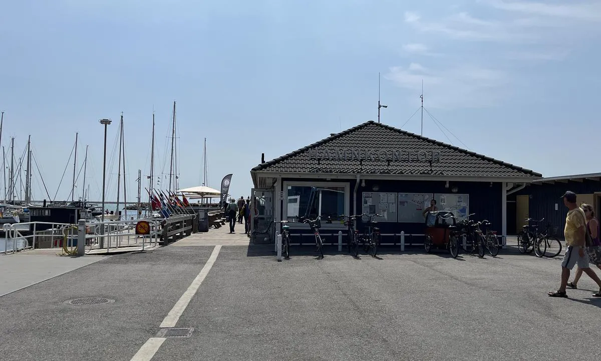 Ystad: Havnekontor, servicebygg og bra restaurant i umiddelbar nærhet.