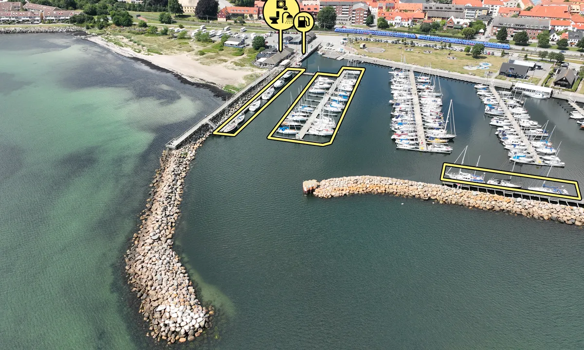 {"base": "no", "no": "Innseilingen til Ystad G\u00e4sthamn. Gjesteplassene er rett frem og langs moloen til h\u00f8yre.", "se": "Inseglingen till Ystad G\u00e4sthamn. G\u00e4stplatserna \u00e4r rakt fram och l\u00e4ngs med piren till h\u00f6ger.", "en": "The approach to Ystad Guest Harbor. The guest berths are straight ahead and along the breakwater to the right.", "da": "Indsejlingen til Ystad G\u00e4sthamn. G\u00e6stepladserne er lige frem og langs molen til h\u00f8jre.", "fr": "L'entr\u00e9e du port de plaisance de Ystad. Les places pour les visiteurs sont directement en face et le long de la jet\u00e9e \u00e0 droite.", "de": "Die Einfahrt in den G\u00e4stehafen von Ystad. Die G\u00e4stepl\u00e4tze befinden sich geradeaus und entlang der Mole auf der rechten Seite.", "es": "La entrada al puerto de Ystad G\u00e4sthamn. Los lugares para veleros se encuentran directamente frente y a lo largo del rompeolas a la derecha.", "it": "Il percorso per entrare al Porto Turistico di Ystad. I posti per gli ospiti sono direttamente di fronte e lungo il molo a destra.", "pt": "A aproxima\u00e7\u00e3o do Ystad G\u00e4sthamn. Os lugares para visitantes est\u00e3o em frente e ao longo do quebra-mar \u00e0 direita.", "nl": "De binnenvaart naar Ystad G\u00e4sthamn. De ligplaatsen voor gasten zijn rechtdoor en langs de pier aan de rechterkant.", "pl": "Wp\u0142yni\u0119cie do Ystad G\u00e4sthamn. Miejsca dla go\u015bci znajduj\u0105 si\u0119 na wprost oraz wzd\u0142u\u017c mola po prawej stronie.", "uk": "\u0412\u0445\u0456\u0434 \u0434\u043e \u0433\u043e\u0441\u0442\u044c\u043e\u0432\u043e\u0457 \u0433\u0430\u0432\u0430\u043d\u0456 \u0406\u0441\u0442\u0430\u0434. \u0413\u043e\u0441\u0442\u0435\u0432\u0456 \u043c\u0456\u0441\u0446\u044f \u043f\u0440\u044f\u043c\u043e \u0432\u043f\u0435\u0440\u0435\u0434 \u0456 \u0432\u0437\u0434\u043e\u0432\u0436 \u043c\u043e\u043b\u0443 \u043f\u0440\u0430\u0432\u043e\u0440\u0443\u0447.", "ro": "Apropierea de portul pentru oaspe\u021bi din Ystad. Locurile pentru oaspe\u021bi sunt drept \u00eenainte \u0219i de-a lungul digului din dreapta.", "tr": "Ystad Misafir Liman\u0131'na giri\u015f. Misafir yerleri hemen ileride ve sa\u011fdaki r\u0131ht\u0131m boyunca.", "el": "\u0397 \u03b5\u03af\u03c3\u03bf\u03b4\u03bf\u03c2 \u03c3\u03c4\u03bf \u03bb\u03b9\u03bc\u03ac\u03bd\u03b9 Ystad G\u00e4sthamn. \u039f\u03b9 \u03b8\u03ad\u03c3\u03b5\u03b9\u03c2 \u03b5\u03c0\u03b9\u03c3\u03ba\u03b5\u03c0\u03c4\u03ce\u03bd \u03b5\u03af\u03bd\u03b1\u03b9 \u03b1\u03ba\u03c1\u03b9\u03b2\u03ce\u03c2 \u03bc\u03c0\u03c1\u03bf\u03c3\u03c4\u03ac \u03ba\u03b1\u03b9 \u03ba\u03b1\u03c4\u03ac \u03bc\u03ae\u03ba\u03bf\u03c2 \u03c4\u03b7\u03c2 \u03c0\u03c1\u03bf\u03b2\u03bb\u03ae\u03c4\u03b1\u03c2 \u03c3\u03c4\u03b1 \u03b4\u03b5\u03be\u03b9\u03ac.", "cs": "Vjezd do Ystad G\u00e4sthamn. M\u00edsta pro hosty jsou p\u0159\u00edmo p\u0159ed v\u00e1mi a pod\u00e9l mola napravo.", "hu": "A bej\u00e1rat Ystad vend\u00e9ghaj\u00f3kik\u00f6t\u0151j\u00e9hez. A vend\u00e9ghelyek egyenesen el\u0151re \u00e9s a jobb oldali m\u00f3l\u00f3 ment\u00e9n tal\u00e1lhat\u00f3k.", "fi": "Sis\u00e4\u00e4najo Ystadin vierasvenesatamaan. Vieraspaikat ovat suoraan eteenp\u00e4in ja aallonmurtajan varrella oikealla.", "bg": "\u041f\u0440\u043e\u0445\u043e\u0434\u044a\u0442 \u043a\u044a\u043c Ystad G\u00e4sthamn. \u041c\u0435\u0441\u0442\u0430\u0442\u0430 \u0437\u0430 \u0433\u043e\u0441\u0442\u0438 \u0441\u0430 \u043d\u0430\u043f\u0440\u0430\u0432\u043e \u0438 \u043f\u043e \u043a\u0435\u044f \u0432\u0434\u044f\u0441\u043d\u043e.", "sr": "Uplovljavanje u luku za goste Ystad. Gostuju\u0107a mesta su pravo ispred i du\u017e mola sa desne strane.", "et": "Sisses\u00f5it Ystad G\u00e4sthamn jahtsadama. K\u00fclaliskohad on otse edasi ja piki parempoolset muuli.", "lv": "Iebrauk\u0161ana Ystadas viesu ost\u0101. Viesu vietas ir taisni uz priek\u0161u un gar molu pa labi.", "lt": "\u012eplaukimas \u012f Ystad sve\u010di\u0173 uost\u0105. Sve\u010di\u0173 vietos yra tiesiai ir i\u0161ilgai molu de\u0161in\u0117je."}