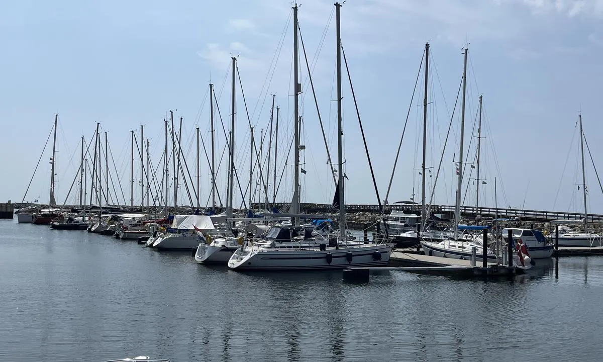 Ystad: Gjestebrygga med flest plasser. Virker som om det er plassen innimellom på de andre bryggene også, samt langs moloen.