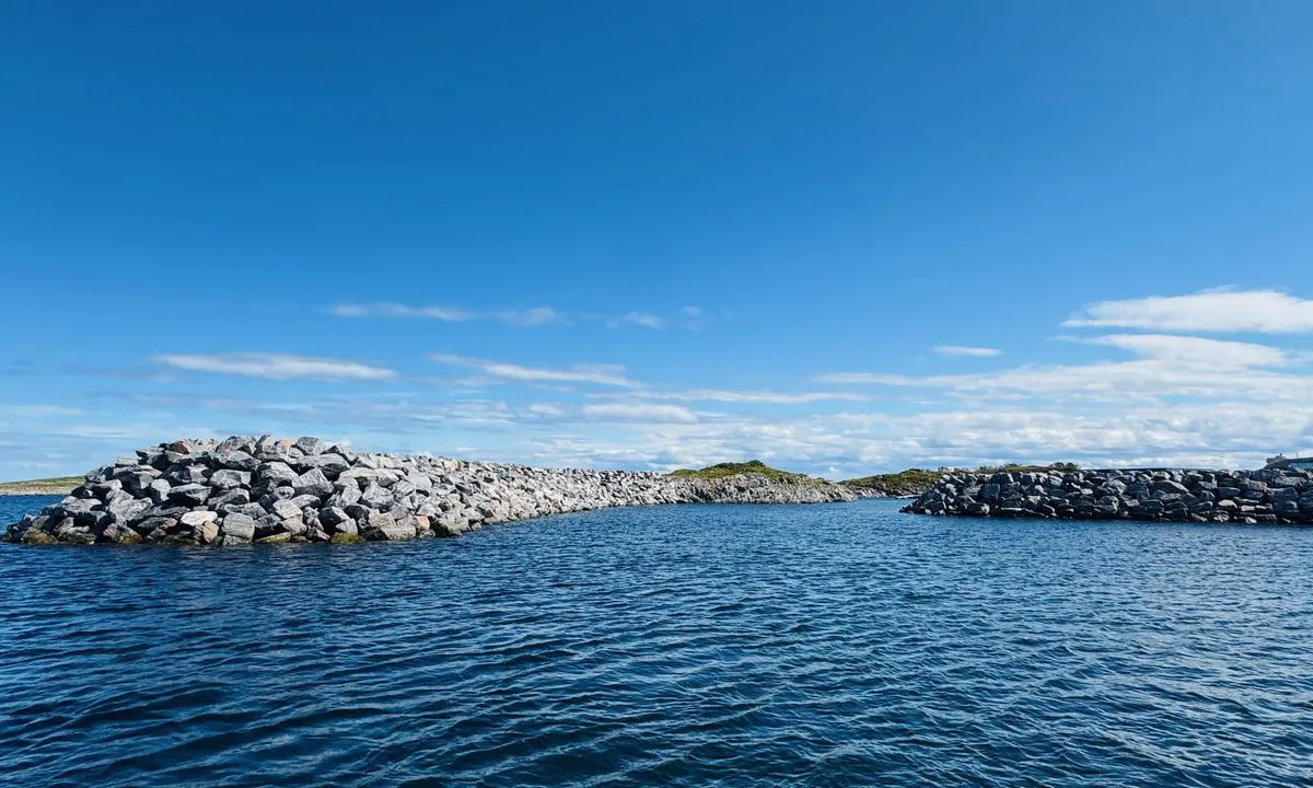 Ytri Island Retreat - guest harbour: {"base": "no", "no": "Innseiling. Katamaran 25 meter bred kom fint inn.", "se": "Insegling. Katamaran 25 meter bred kom fint in.", "en": "Approach. Catamaran 25 meters wide entered nicely.", "da": "Indsejling. Katamaran 25 meter bred kom fint ind.", "fr": "Entr\u00e9e. Catamaran de 25 m\u00e8tres de large est entr\u00e9 sans encombre.", "de": "Einlaufen. Ein Katamaran mit 25 Metern Breite kam problemlos herein.", "es": "Entrada. Catamar\u00e1n de 25 metros de ancho entr\u00f3 bien.", "it": "Ingresso. Un catamarano di 25 metri di larghezza \u00e8 entrato bene.", "pt": "Entrada. Catamar\u00e3 de 25 metros de largura entrou sem problemas.", "nl": "Invaart. Katamaran van 25 meter breed kwam netjes binnen.", "pl": "Wp\u0142yni\u0119cie. Katamaran o szeroko\u015bci 25 metr\u00f3w wp\u0142yn\u0105\u0142 bez problemu.", "uk": "\u0417\u0430\u0445\u0456\u0434 \u0443 \u0433\u0430\u0432\u0430\u043d\u044c. \u041a\u0430\u0442\u0430\u043c\u0430\u0440\u0430\u043d \u0448\u0438\u0440\u0438\u043d\u043e\u044e 25 \u043c\u0435\u0442\u0440\u0456\u0432 \u043f\u0440\u043e\u0439\u0448\u043e\u0432 \u0447\u0443\u0434\u043e\u0432\u043e.", "ro": "Intrare \u00een port. Un catamaran de 25 de metri l\u0103\u021bime a intrat f\u0103r\u0103 probleme.", "tr": "Giri\u015f. 25 metre geni\u015fli\u011finde katamaran g\u00fczelce girdi.", "el": "\u0395\u03af\u03c3\u03bf\u03b4\u03bf\u03c2. \u039a\u03b1\u03c4\u03b1\u03bc\u03b1\u03c1\u03ac\u03bd \u03c0\u03bb\u03ac\u03c4\u03bf\u03c5\u03c2 25 \u03bc\u03ad\u03c4\u03c1\u03c9\u03bd \u03b5\u03b9\u03c3\u03ae\u03bb\u03b8\u03b5 \u03c7\u03c9\u03c1\u03af\u03c2 \u03c0\u03c1\u03bf\u03b2\u03bb\u03ae\u03bc\u03b1\u03c4\u03b1.", "cs": "Vplouv\u00e1n\u00ed. Katamar\u00e1n 25 metr\u016f \u0161irok\u00fd vplul bez probl\u00e9m\u016f.", "hu": "Bej\u00e1rat. Egy 25 m\u00e9ter sz\u00e9les katamar\u00e1n k\u00f6nnyen bejutott.", "fi": "Sis\u00e4\u00e4najo. 25 metri\u00e4 leve\u00e4 katamaraani p\u00e4\u00e4si hyvin sis\u00e4\u00e4n.", "bg": "\u0412\u043b\u0438\u0437\u0430\u043d\u0435. \u041a\u0430\u0442\u0430\u043c\u0430\u0440\u0430\u043d 25 \u043c\u0435\u0442\u0440\u0430 \u0448\u0438\u0440\u043e\u043a \u0432\u043b\u0435\u0437\u0435 \u043b\u0435\u0441\u043d\u043e.", "sr": "\u041f\u0440\u0438\u043f\u043b\u043e\u0432. \u041a\u0430\u0442\u0430\u043c\u0430\u0440\u0430\u043d \u0448\u0438\u0440\u043e\u043a 25 \u043c\u0435\u0442\u0430\u0440\u0430 \u0458\u0435 \u043b\u0435\u043f\u043e \u0443\u0448\u0430\u043e.", "et": "Sissep\u00e4\u00e4s. 25 meetri laiune katamaraan tuli ilusti sisse.", "lv": "Iebrauk\u0161ana. Katamar\u0101ns, 25 metrus plats, labi iebrauca.", "lt": "\u012eplaukimas. 25 metr\u0173 plo\u010dio katamaranas gra\u017eiai \u012fplauk\u0117."}