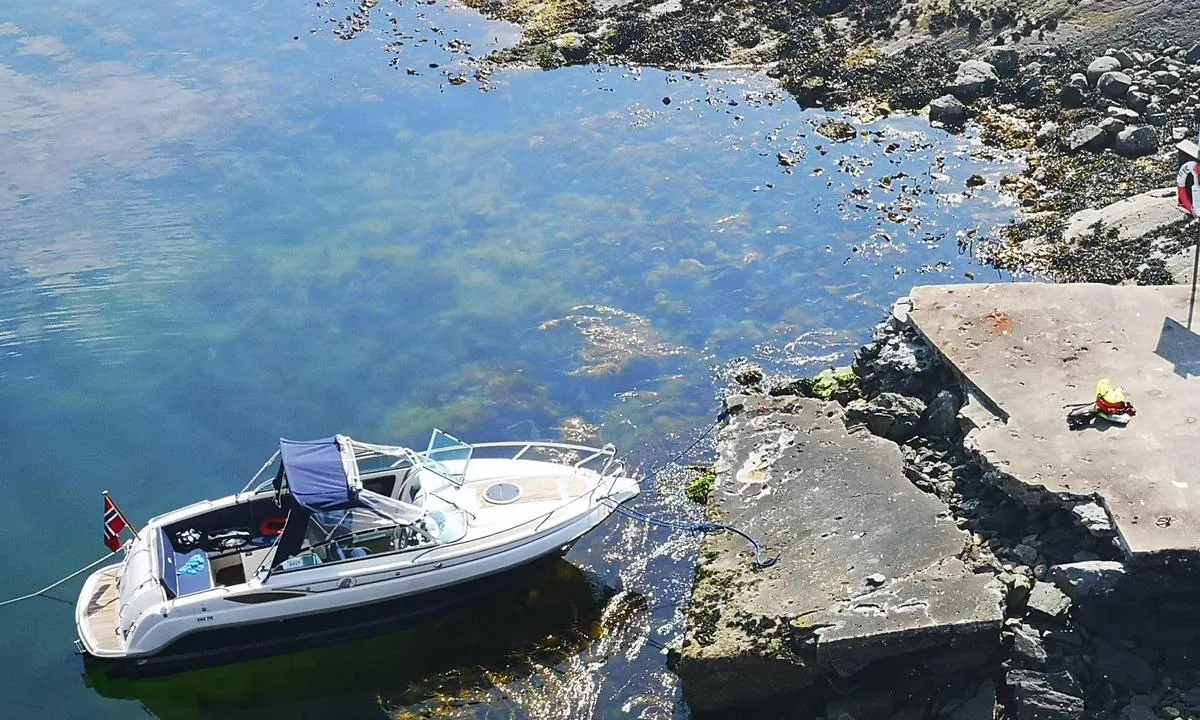 Ytstøy: {"base": "no", "no": "Ytst\u00f8y er friluftsorm\u00e5de. Den ble brukt av tyskerene under krigen, her er det masse betong fra den tiden. Kaien har dessverre sett sine bedre dager, men med dregg kan man fint ligge med baugen inn. Her er det mye \u00e5 utforske for store og sm\u00e5.", "se": "Ytst\u00f8y \u00e4r ett friluftsomr\u00e5de. Det anv\u00e4ndes av tyskarna under kriget, h\u00e4r finns det massor av betong fr\u00e5n den tiden. Kajen har tyv\u00e4rr sett sina b\u00e4ttre dagar, men med ankare kan man ligga fint med f\u00f6ren in. H\u00e4r finns det mycket att utforska f\u00f6r b\u00e5de stora och sm\u00e5.", "en": "Ytst\u00f8y is an outdoor recreation area. It was used by the Germans during the war, and there is lots of concrete from that time. Unfortunately, the quay has seen better days, but with an anchor, you can still moor nicely with the bow in. There is much to explore here for both adults and children.", "da": "Ytst\u00f8y er et friluftsomr\u00e5de. Det blev brugt af tyskerne under krigen, her er der masser af beton fra den tid. Kajen har desv\u00e6rre set sine bedre dage, men med dreg kan man fint ligge med st\u00e6vnen ind. Her er der meget at udforske for store og sm\u00e5.", "fr": "Ytst\u00f8y est une zone de plein air. Elle a \u00e9t\u00e9 utilis\u00e9e par les Allemands pendant la guerre, il y a beaucoup de b\u00e9ton de cette \u00e9poque. Malheureusement, le quai a connu de meilleurs jours, mais avec une ancre arri\u00e8re, on peut bien se positionner avec l'\u00e9trave \u00e0 l'int\u00e9rieur. Il y a beaucoup \u00e0 explorer pour petits et grands.", "de": "Ytst\u00f8y ist ein Erholungsgebiet. Es wurde von den Deutschen w\u00e4hrend des Krieges benutzt, hier gibt es viele Betonreste aus jener Zeit. Der Kai hat leider bessere Tage gesehen, aber mit einem Heckanker kann man gut mit dem Bug eintauchen. Hier gibt es viel f\u00fcr Gro\u00df und Klein zu erkunden.", "es": "Ytst\u00f8y es un \u00e1rea recreativa. Fue utilizada por los alemanes durante la guerra, y hay mucho hormig\u00f3n de esa \u00e9poca. Desafortunadamente, el muelle ha visto d\u00edas mejores, pero con un ancla se puede amarrar f\u00e1cilmente de proa. Aqu\u00ed hay mucho por explorar tanto para grandes como para peque\u00f1os.", "it": "Ytst\u00f8y \u00e8 un'area all'aperto. \u00c8 stata utilizzata dai tedeschi durante la guerra, ci sono molte strutture in cemento di quel periodo. Il molo purtroppo ha visto giorni migliori, ma con un'ancora si pu\u00f2 tranquillamente ormeggiare con la prua all'interno. Qui c'\u00e8 molto da esplorare per grandi e piccini.", "pt": "Ytst\u00f8y \u00e9 uma \u00e1rea de recrea\u00e7\u00e3o ao ar livre. Foi usada pelos alem\u00e3es durante a guerra, aqui h\u00e1 muita betonagem daquela \u00e9poca. O cais infelizmente viu seus dias melhores, mas com uma \u00e2ncora, pode-se facilmente ficar com a proa para dentro. H\u00e1 muito a explorar aqui para adultos e crian\u00e7as.", "nl": "Ytst\u00f8y is een natuurgebied. Het werd gebruikt door de Duitsers tijdens de oorlog, hier is nog veel beton uit die tijd te vinden. De kade heeft helaas betere tijden gekend, maar met een anker kan men goed met de boeg naar binnen liggen. Hier is veel te ontdekken voor jong en oud.", "pl": "Ytst\u00f8y jest obszarem rekreacyjnym. By\u0142 u\u017cywany przez Niemc\u00f3w podczas wojny, znajduje si\u0119 tu mn\u00f3stwo betonu z tamtego okresu. Niestety nabrze\u017ce widzia\u0142o swoje lepsze dni, ale z kotwic\u0105 mo\u017cna spokojnie stan\u0105\u0107 dziobem do brzegu. Jest tu wiele do odkrycia zar\u00f3wno dla du\u017cych, jak i ma\u0142ych.", "uk": "Ytst\u00f8y \u0454 \u0437\u043e\u043d\u043e\u044e \u0432\u0456\u0434\u043f\u043e\u0447\u0438\u043d\u043a\u0443. \u0407\u0457 \u0432\u0438\u043a\u043e\u0440\u0438\u0441\u0442\u043e\u0432\u0443\u0432\u0430\u043b\u0438 \u043d\u0456\u043c\u0446\u0456 \u043f\u0456\u0434 \u0447\u0430\u0441 \u0432\u0456\u0439\u043d\u0438, \u0442\u0443\u0442 \u0431\u0430\u0433\u0430\u0442\u043e \u0431\u0435\u0442\u043e\u043d\u0443 \u0437 \u0442\u043e\u0433\u043e \u0447\u0430\u0441\u0443. \u041d\u0430 \u0436\u0430\u043b\u044c, \u043f\u0440\u0438\u0447\u0430\u043b \u0431\u0430\u0447\u0438\u0432 \u0441\u0432\u043e\u0457 \u043a\u0440\u0430\u0449\u0456 \u0434\u043d\u0456, \u0430\u043b\u0435 \u0437 \u044f\u043a\u043e\u0440\u0435\u043c \u043c\u043e\u0436\u043d\u0430 \u0441\u043f\u043e\u043a\u0456\u0439\u043d\u043e \u0441\u0442\u0430\u0442\u0438 \u043d\u043e\u0441\u043e\u043c \u0432\u043f\u0435\u0440\u0435\u0434. \u0422\u0443\u0442 \u0431\u0430\u0433\u0430\u0442\u043e \u0447\u043e\u0433\u043e \u043c\u043e\u0436\u043d\u0430 \u0434\u043e\u0441\u043b\u0456\u0434\u0438\u0442\u0438 \u044f\u043a \u0434\u043b\u044f \u0434\u043e\u0440\u043e\u0441\u043b\u0438\u0445, \u0442\u0430\u043a \u0456 \u0434\u043b\u044f \u0434\u0456\u0442\u0435\u0439.", "ro": "Ytst\u00f8y este o zon\u0103 de agrement \u00een aer liber. A fost folosit\u0103 de germani \u00een timpul r\u0103zboiului, iar aici se g\u0103se\u0219te mult beton din acea perioad\u0103. Din p\u0103cate, cheiul a v\u0103zut zile mai bune, dar cu o ancor\u0103 se poate sta foarte bine cu prova \u00een\u0103untru. Aici sunt multe de explorat pentru mari \u0219i mici.", "tr": "Ytst\u00f8y bir a\u00e7\u0131k hava alan\u0131d\u0131r. Sava\u015f s\u0131ras\u0131nda Almanlar taraf\u0131ndan kullan\u0131lm\u0131\u015ft\u0131r, o d\u00f6nemden kalan \u00e7ok say\u0131da beton bulunmaktad\u0131r. \u0130skele maalesef eski halinden uzakt\u0131r, ancak demirle alargada kal\u0131p pruva ile yana\u015fmak m\u00fcmk\u00fcnd\u00fcr. B\u00fcy\u00fckler ve \u00e7ocuklar i\u00e7in ke\u015ffedecek \u00e7ok \u015fey var.", "el": "\u03a4\u03bf Ytst\u00f8y \u03b5\u03af\u03bd\u03b1\u03b9 \u03c7\u03ce\u03c1\u03bf\u03c2 \u03c5\u03c0\u03b1\u03af\u03b8\u03c1\u03b9\u03b1\u03c2 \u03b4\u03c1\u03b1\u03c3\u03c4\u03b7\u03c1\u03b9\u03cc\u03c4\u03b7\u03c4\u03b1\u03c2. \u03a7\u03c1\u03b7\u03c3\u03b9\u03bc\u03bf\u03c0\u03bf\u03b9\u03ae\u03b8\u03b7\u03ba\u03b5 \u03b1\u03c0\u03cc \u03c4\u03bf\u03c5\u03c2 \u0393\u03b5\u03c1\u03bc\u03b1\u03bd\u03bf\u03cd\u03c2 \u03ba\u03b1\u03c4\u03ac \u03c4\u03b7 \u03b4\u03b9\u03ac\u03c1\u03ba\u03b5\u03b9\u03b1 \u03c4\u03bf\u03c5 \u03c0\u03bf\u03bb\u03ad\u03bc\u03bf\u03c5, \u03ba\u03b1\u03b9 \u03b5\u03b4\u03ce \u03c5\u03c0\u03ac\u03c1\u03c7\u03b5\u03b9 \u03c0\u03bf\u03bb\u03cd \u03bc\u03c0\u03b5\u03c4\u03cc\u03bd \u03b1\u03c0\u03cc \u03b5\u03ba\u03b5\u03af\u03bd\u03b7 \u03c4\u03b7\u03bd \u03b5\u03c0\u03bf\u03c7\u03ae. \u0394\u03c5\u03c3\u03c4\u03c5\u03c7\u03ce\u03c2, \u03b7 \u03c0\u03c1\u03bf\u03ba\u03c5\u03bc\u03b1\u03af\u03b1 \u03ad\u03c7\u03b5\u03b9 \u03b4\u03b5\u03b9 \u03ba\u03b1\u03bb\u03cd\u03c4\u03b5\u03c1\u03b5\u03c2 \u03bc\u03ad\u03c1\u03b5\u03c2, \u03b1\u03bb\u03bb\u03ac \u03bc\u03b5 \u03ac\u03b3\u03ba\u03c5\u03c1\u03b1 \u03bc\u03c0\u03bf\u03c1\u03b5\u03af \u03ba\u03b1\u03bd\u03b5\u03af\u03c2 \u03bd\u03b1 \u03b4\u03ad\u03c3\u03b5\u03b9 \u03bc\u03b5 \u03c4\u03b7\u03bd \u03c0\u03bb\u03ce\u03c1\u03b7 \u03c0\u03c1\u03bf\u03c2 \u03c4\u03b1 \u03bc\u03ad\u03c3\u03b1. \u0395\u03b4\u03ce \u03c5\u03c0\u03ac\u03c1\u03c7\u03b5\u03b9 \u03c0\u03bf\u03bb\u03bb\u03ac \u03bd\u03b1 \u03b5\u03be\u03b5\u03c1\u03b5\u03c5\u03bd\u03ae\u03c3\u03b5\u03c4\u03b5 \u03b3\u03b9\u03b1 \u03bc\u03b9\u03ba\u03c1\u03bf\u03cd\u03c2 \u03ba\u03b1\u03b9 \u03bc\u03b5\u03b3\u03ac\u03bb\u03bf\u03c5\u03c2.", "cs": "Ytst\u00f8y je rekrea\u010dn\u00ed oblast. B\u011bhem v\u00e1lky ji vyu\u017e\u00edvali N\u011bmci, z t\u00e9 doby tu z\u016fstalo mnoho betonu. Molo u\u017e bohu\u017eel za\u017eilo lep\u0161\u00ed \u010dasy, ale s kotvou se m\u016f\u017eete kr\u00e1sn\u011b p\u0159irazit p\u0159\u00edd\u00ed. Je tu mnoho k objevov\u00e1n\u00ed pro mal\u00e9 i velk\u00e9.", "hu": "Ytst\u00f8y egy szabadid\u0151s ter\u00fclet. A n\u00e9metek haszn\u00e1lt\u00e1k a h\u00e1bor\u00fa alatt, itt sok beton tal\u00e1lhat\u00f3 abb\u00f3l az id\u0151b\u0151l. A m\u00f3l\u00f3 sajnos l\u00e1tott m\u00e1r jobb napokat, de horgonnyal sz\u00e9pen lehet orral befel\u00e9 \u00e1llni. Itt sok felfedeznival\u00f3 van kicsiknek \u00e9s nagyoknak is.", "fi": "Ytst\u00f8y on ulkoalue. Saksalaiset k\u00e4yttiv\u00e4t sit\u00e4 sodan aikana, t\u00e4\u00e4ll\u00e4 on paljon betonirakenteita silt\u00e4 ajalta. Laituri on valitettavasti n\u00e4hnyt parempia p\u00e4ivi\u00e4, mutta vetokoukun avulla voi kiinnitty\u00e4 keula sis\u00e4\u00e4np\u00e4in. T\u00e4\u00e4ll\u00e4 on paljon tutkittavaa sek\u00e4 suurille ett\u00e4 pienille.", "bg": "\u042e\u0442\u0441\u0442\u043e\u0439 \u0435 \u0437\u043e\u043d\u0430 \u0437\u0430 \u043e\u0442\u0434\u0438\u0445. \u0411\u0438\u043b\u0430 \u0435 \u0438\u0437\u043f\u043e\u043b\u0437\u0432\u0430\u043d\u0430 \u043e\u0442 \u0433\u0435\u0440\u043c\u0430\u043d\u0446\u0438\u0442\u0435 \u043f\u043e \u0432\u0440\u0435\u043c\u0435 \u043d\u0430 \u0432\u043e\u0439\u043d\u0430\u0442\u0430, \u0442\u0443\u043a \u0438\u043c\u0430 \u043c\u043d\u043e\u0433\u043e \u0431\u0435\u0442\u043e\u043d \u043e\u0442 \u043e\u043d\u043e\u0432\u0430 \u0432\u0440\u0435\u043c\u0435. \u041a\u0435\u0439\u044a\u0442 \u0437\u0430 \u0441\u044a\u0436\u0430\u043b\u0435\u043d\u0438\u0435 \u0435 \u0438\u043c\u0430\u043b \u043f\u043e-\u0434\u043e\u0431\u0440\u0438 \u0434\u043d\u0438, \u043d\u043e \u0441 \u043a\u043e\u0442\u0432\u0430 \u043c\u043e\u0436\u0435 \u0434\u043e\u0431\u0440\u0435 \u0434\u0430 \u0441\u0435 \u0441\u0442\u043e\u0438 \u0441 \u043d\u043e\u0441\u0430 \u043d\u0430\u043f\u0440\u0435\u0434. \u0422\u0443\u043a \u0438\u043c\u0430 \u043c\u043d\u043e\u0433\u043e \u0437\u0430 \u0438\u0437\u0441\u043b\u0435\u0434\u0432\u0430\u043d\u0435 \u043a\u0430\u043a\u0442\u043e \u0437\u0430 \u0433\u043e\u043b\u0435\u043c\u0438, \u0442\u0430\u043a\u0430 \u0438 \u0437\u0430 \u043c\u0430\u043b\u043a\u0438.", "sr": "Ytst\u00f8y je rekreativno podru\u010dje. Kori\u0161\u0107en je od strane Nemaca tokom rata, ovde ima mnogo betona iz tog vremena. Na\u017ealost, kej je video svoje bolje dane, ali uz pomo\u0107 sidra mo\u017ee se lepo privezati sa pramcem unutra. Ovde ima mnogo toga da se istra\u017ei za velike i male.", "et": "Ytst\u00f8y on vaba\u00f5hu ala. Seda kasutasid sakslased s\u00f5ja ajal, siin on palju betooni sellest ajast. Kai on kahjuks oma parimad p\u00e4evad n\u00e4inud, kuid ankru abil saab siin vabalt v\u00f6\u00f6riga sisse j\u00e4\u00e4da. Siin on palju avastada nii suurtele kui v\u00e4ikestele.", "lv": "Ytst\u00f8y ir br\u012bvdabas zona. To izmantoja v\u0101cie\u0161i kara laik\u0101, \u0161eit ir daudz betona no t\u0101 laika. Diem\u017e\u0113l piest\u0101tne ir piedz\u012bvojusi savas lab\u0101k\u0101s dienas, bet ar enkura pal\u012bdz\u012bbu var labi st\u0101v\u0113t ar priek\u0161galu iek\u0161\u0101. \u0160eit ir daudz ko izp\u0113t\u012bt gan lieliem, gan maziem.", "lt": "Ytst\u00f8y yra lauko poilsio zona. J\u0105 karo metu naudojo vokie\u010diai, \u010dia yra daug betono i\u0161 to laikotarpio. Deja, prieplauka jau praradusi savo geriausias dienas, ta\u010diau galima saugiai prisi\u0161vartuoti su inkaro pagalba. \u010cia yra daug k\u0105 tyrin\u0117ti tiek suaugusiems, tiek vaikams."}