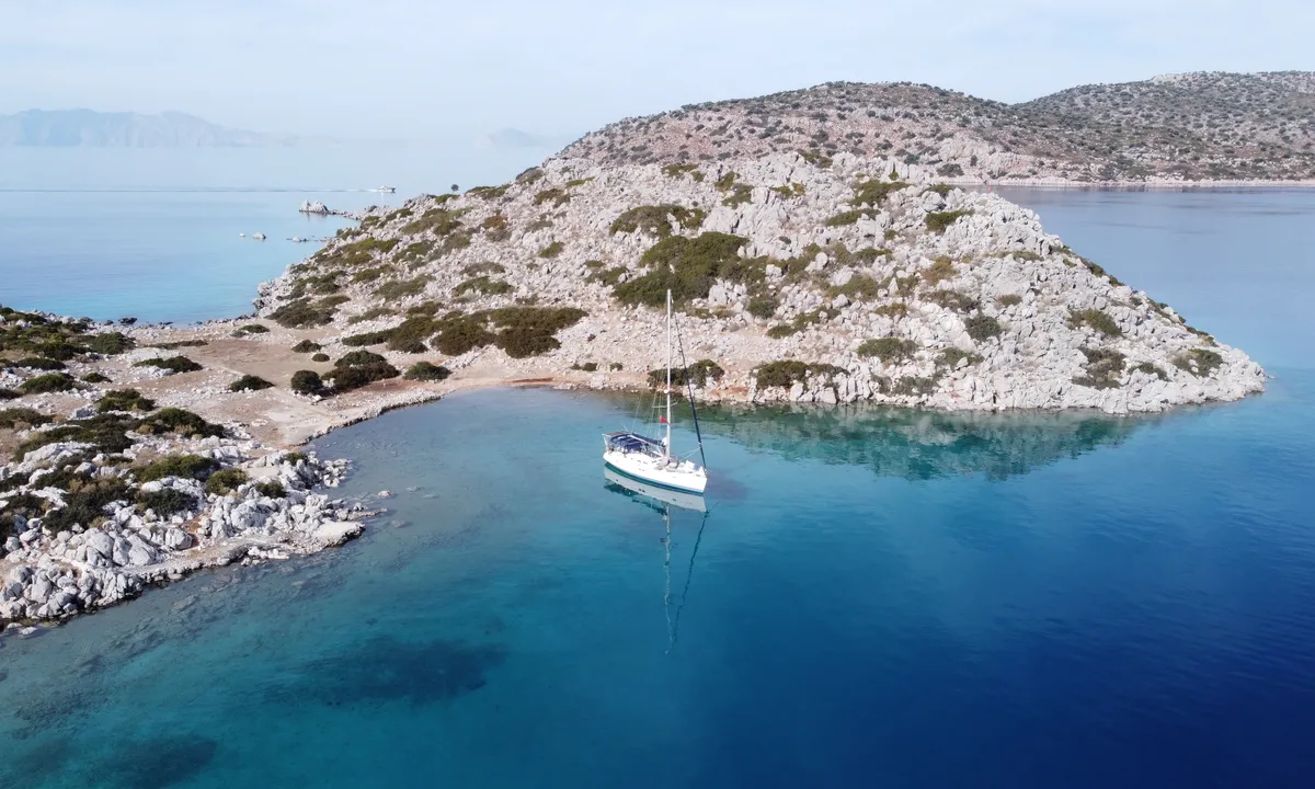 Zeytin Adasi N: Nice sandy bottom, some rocks close to shore.